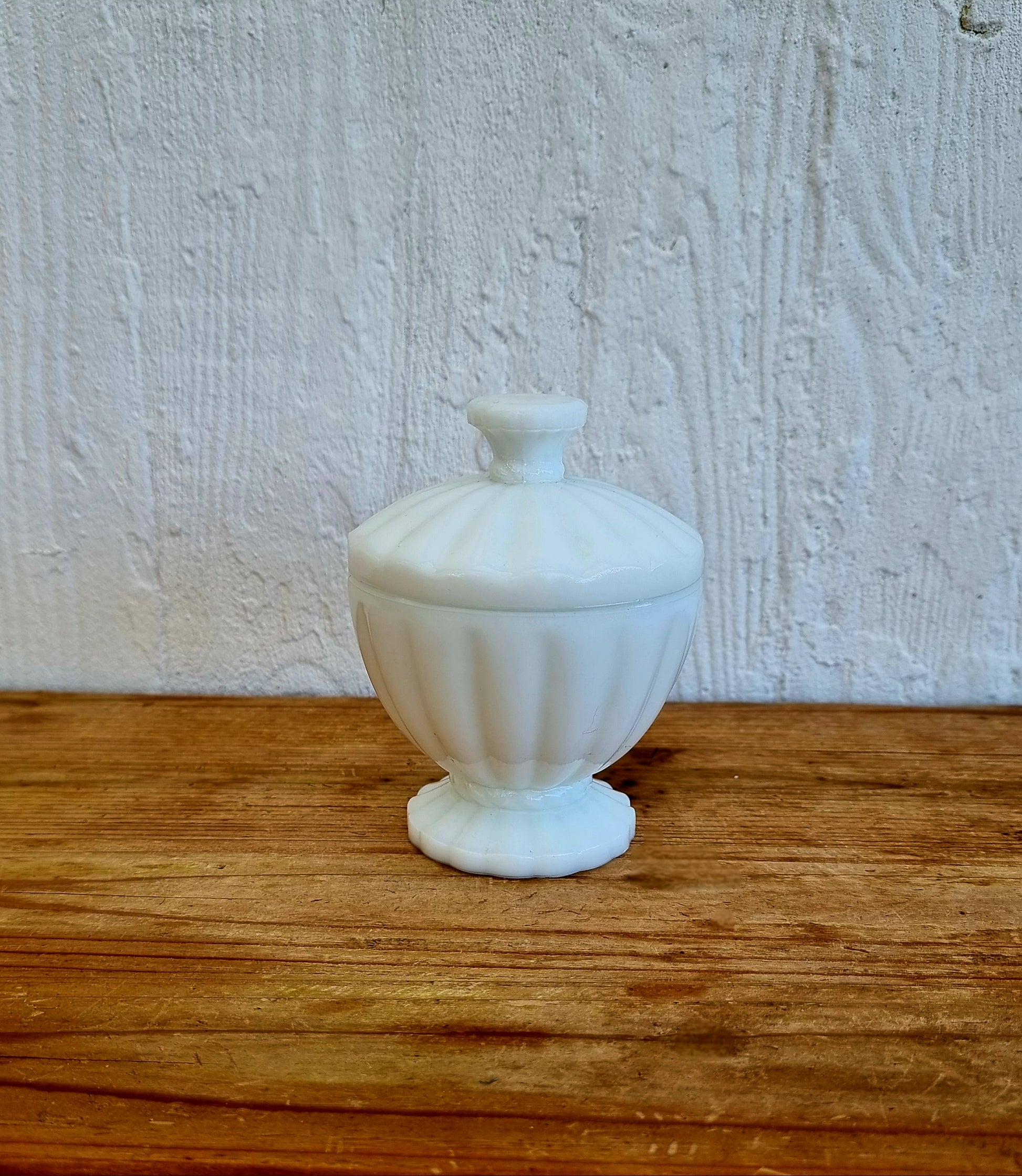 Bonbonnière vintage en verre opalin blanc avec couvercle