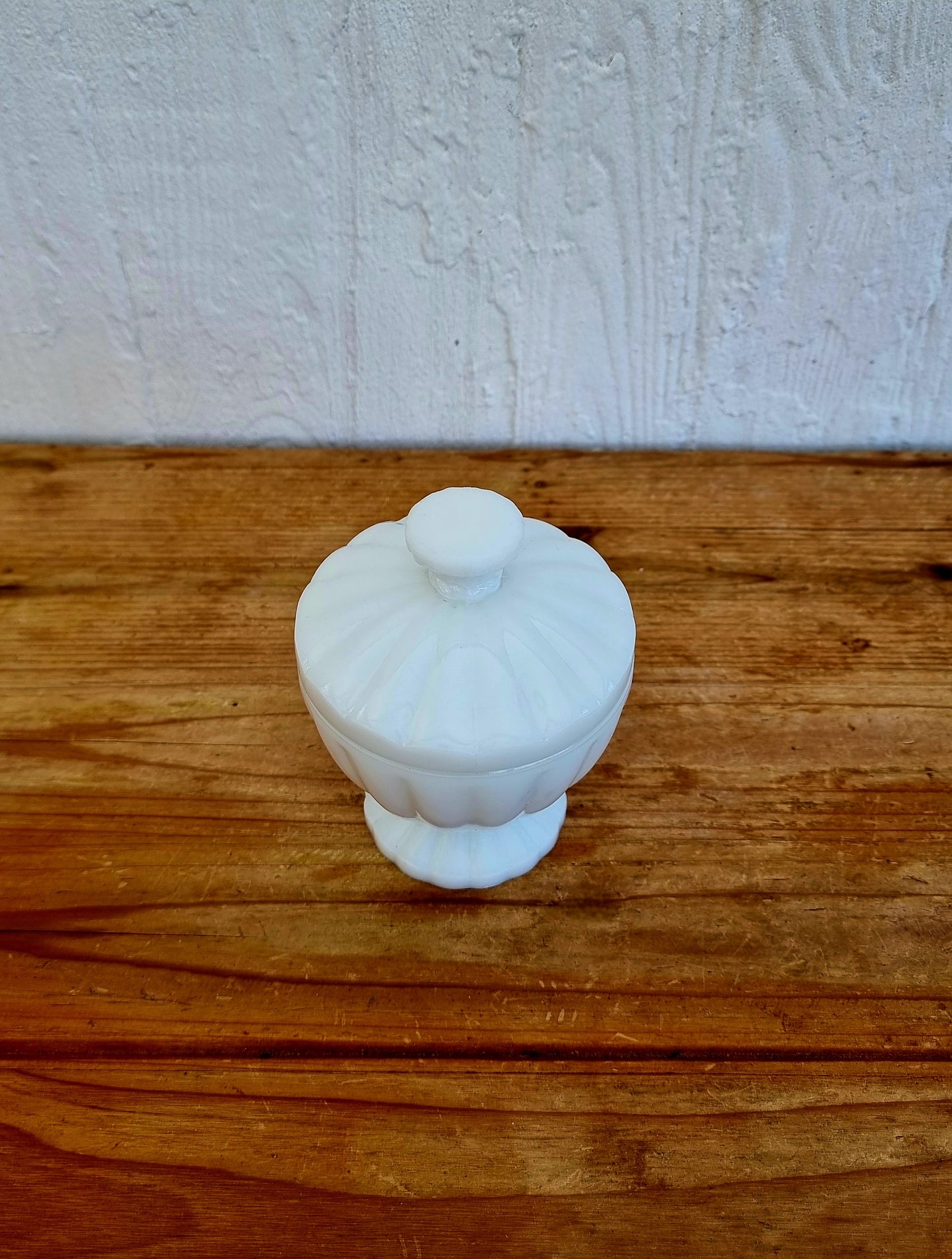 Bonbonnière vintage en verre opalin blanc avec couvercle