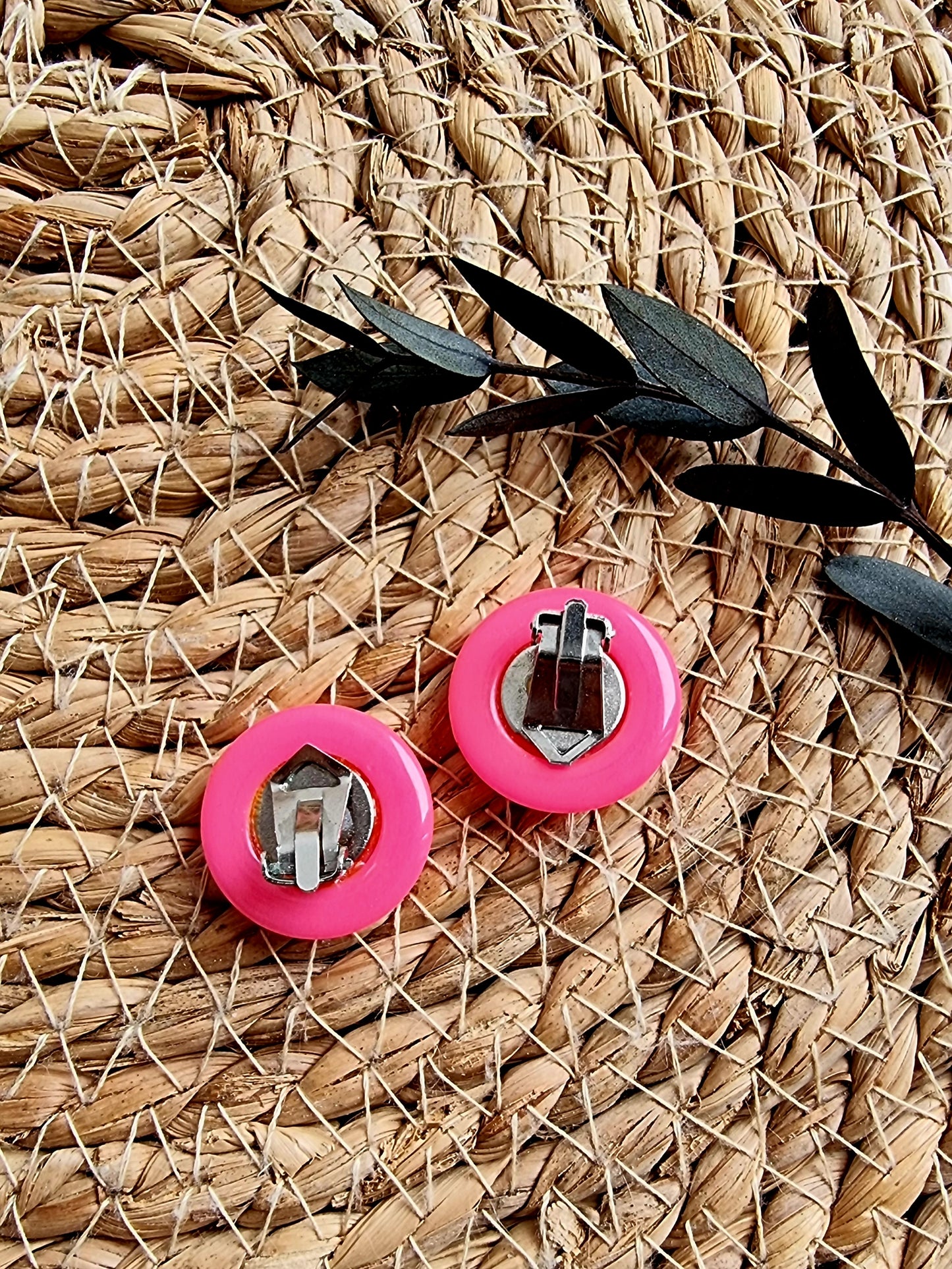 Boucles d’oreilles clips vintage roses des années 80 style rétro pop brillantes
