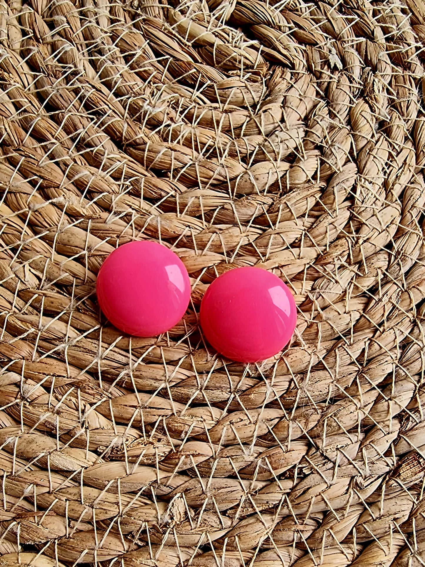 Boucles d’oreilles clips vintage roses des années 80 style rétro pop brillantes