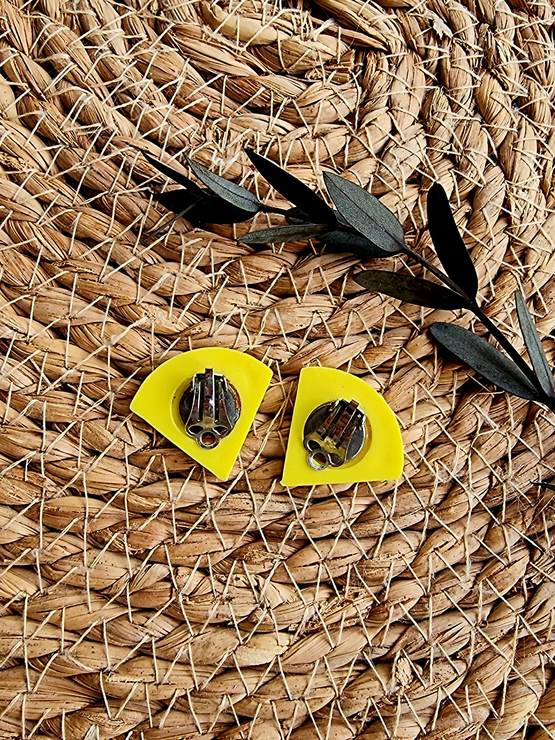 Boucles d’oreilles vintage jaune éventail plastique à clips années 80
