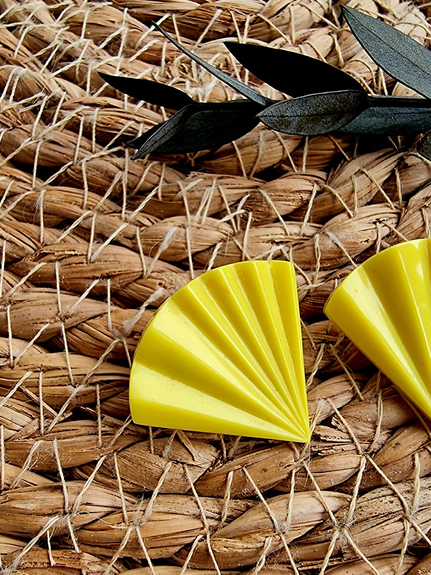 Boucles d’oreilles vintage jaune éventail plastique à clips années 80