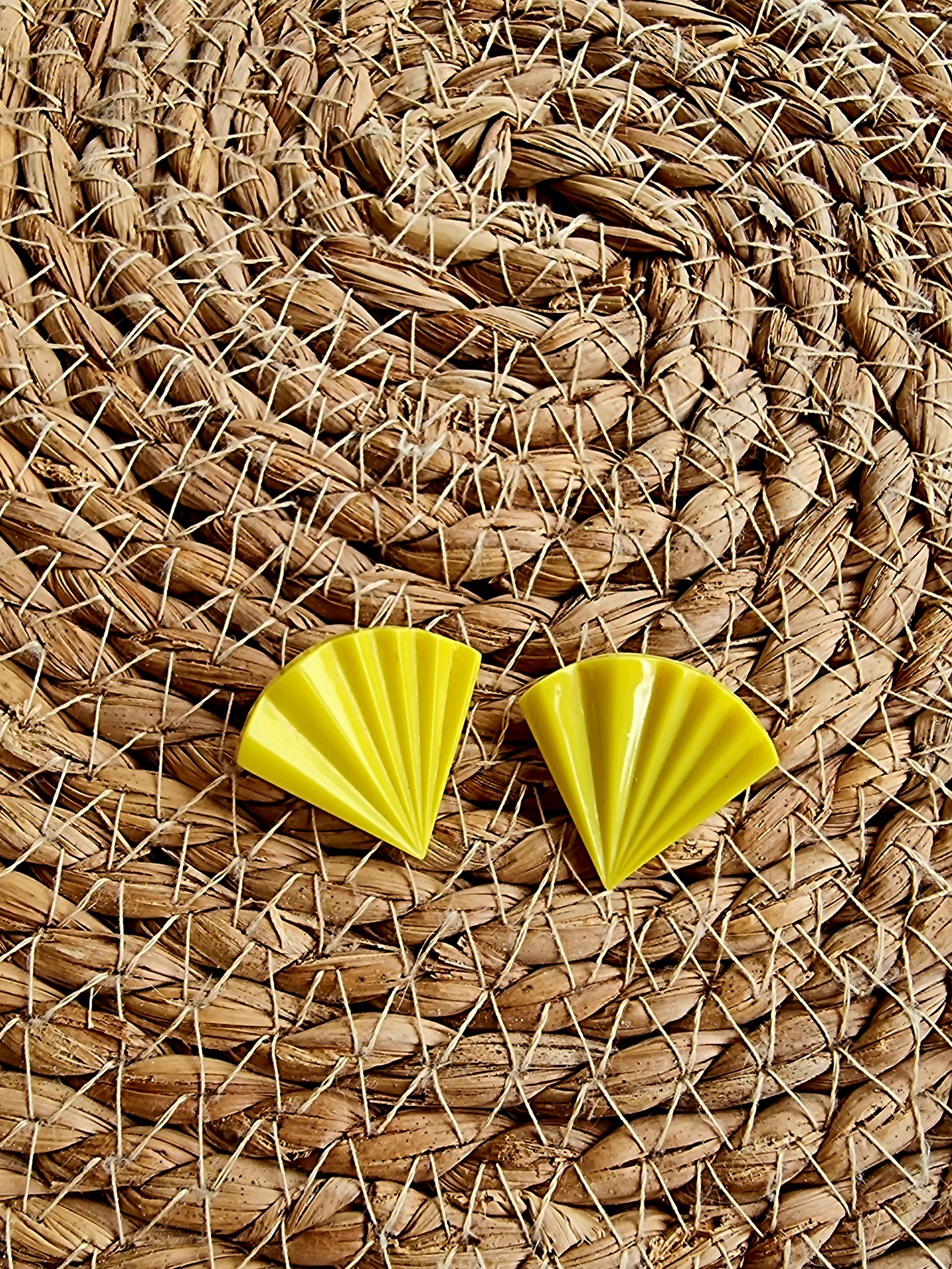 Boucles d’oreilles vintage jaune éventail plastique à clips années 80