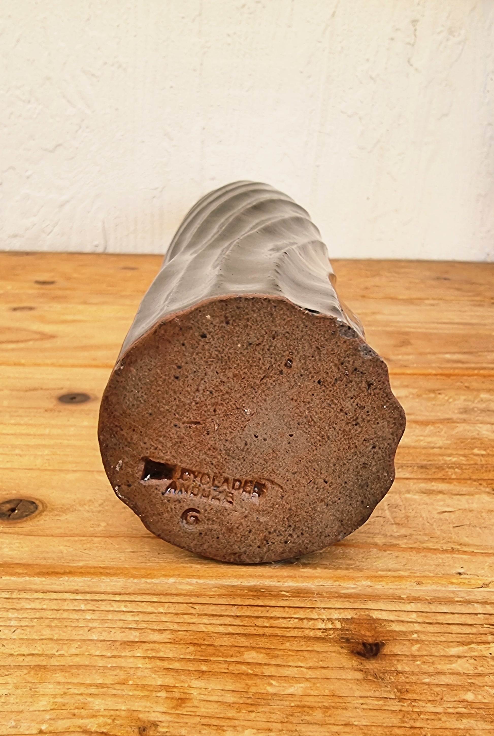 Bouteille vase Les Cyclades Anduze en grès émaillé brun avec décor torsadé