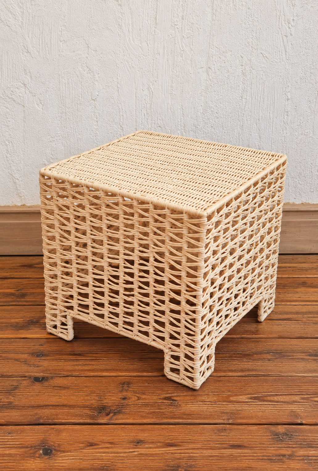 Table basse vintage cube en plastique tressé beige