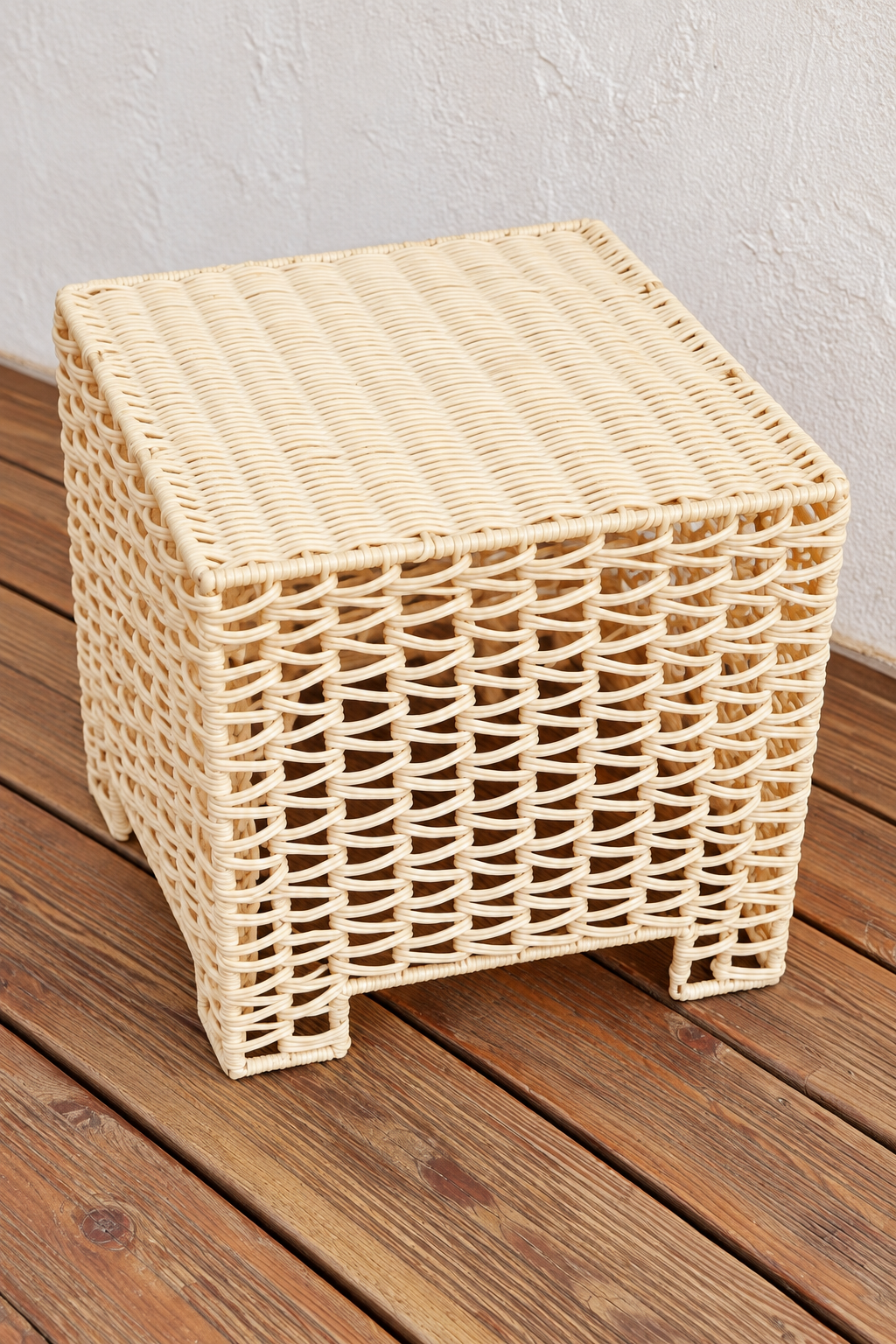 Table basse vintage cube en plastique tressé beige