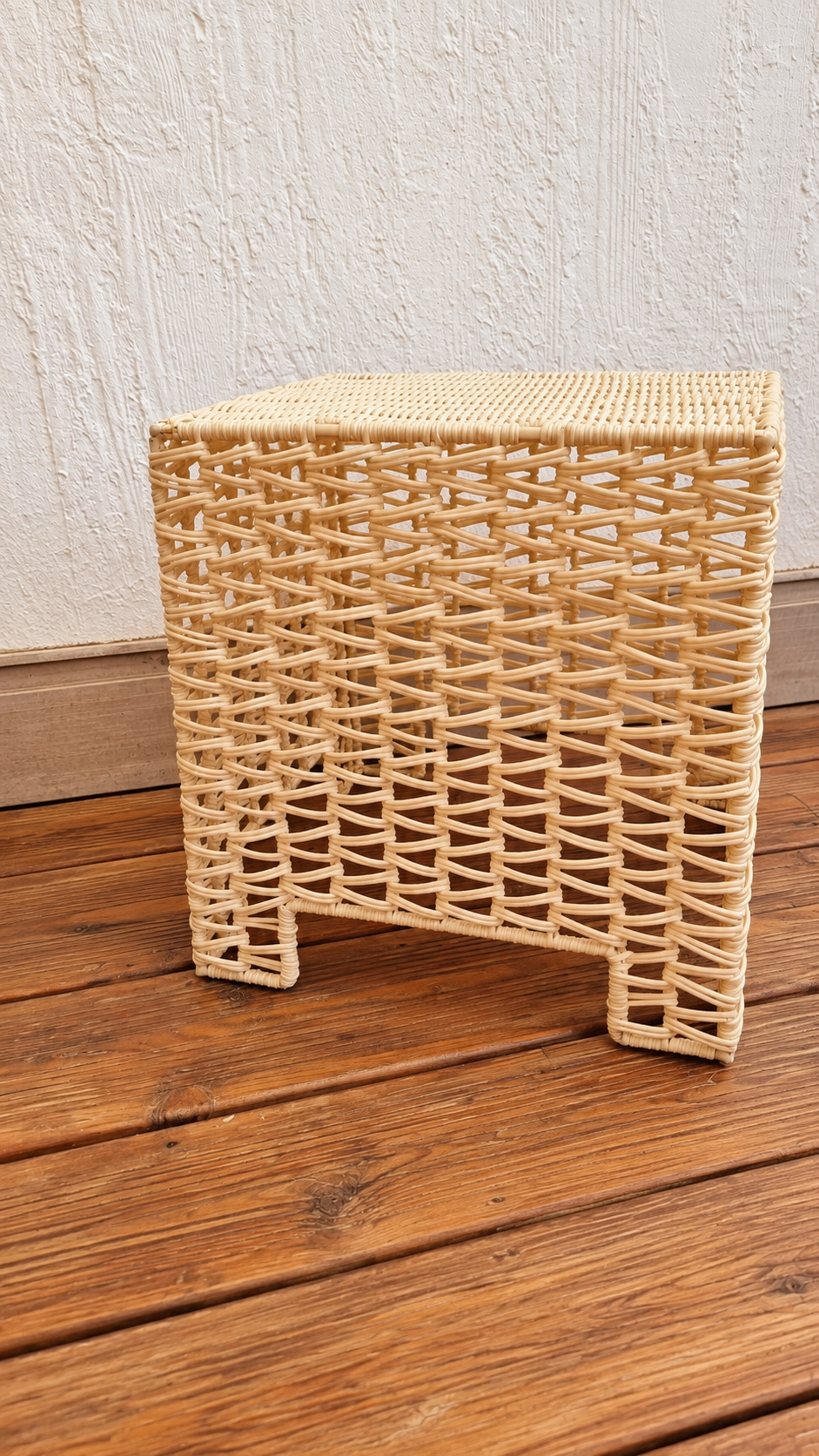 Table basse vintage cube en plastique tressé beige