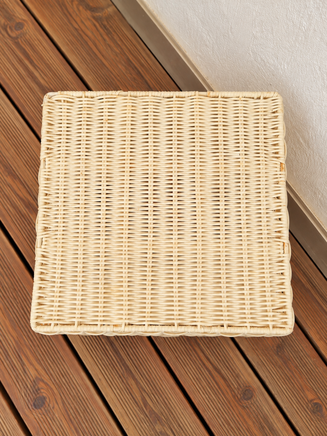 Table basse vintage cube en plastique tressé beige