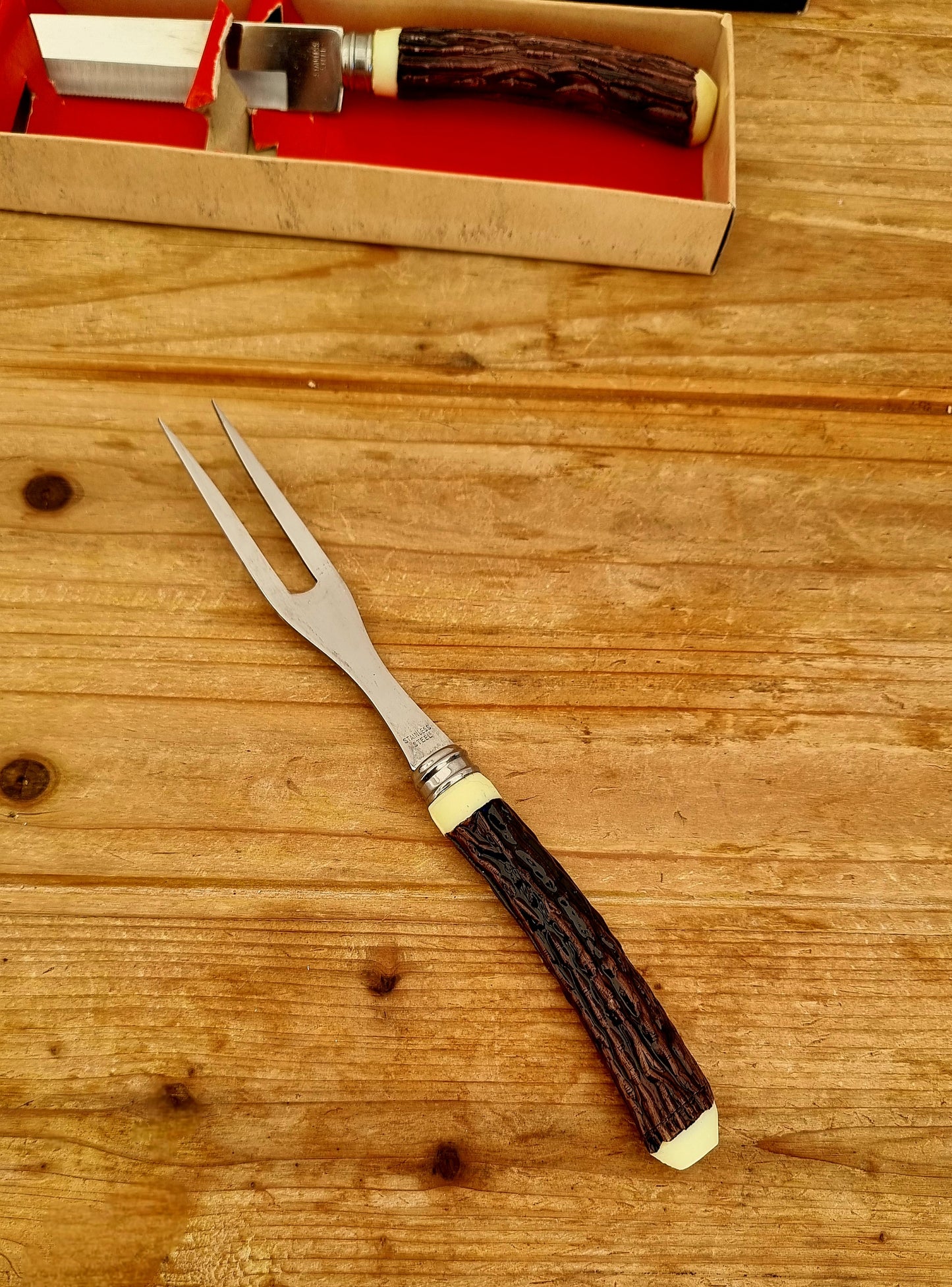Coffret à découper vintage avec couteau et fourchette en acier inoxydable dans boîte d’origine rouge et noire