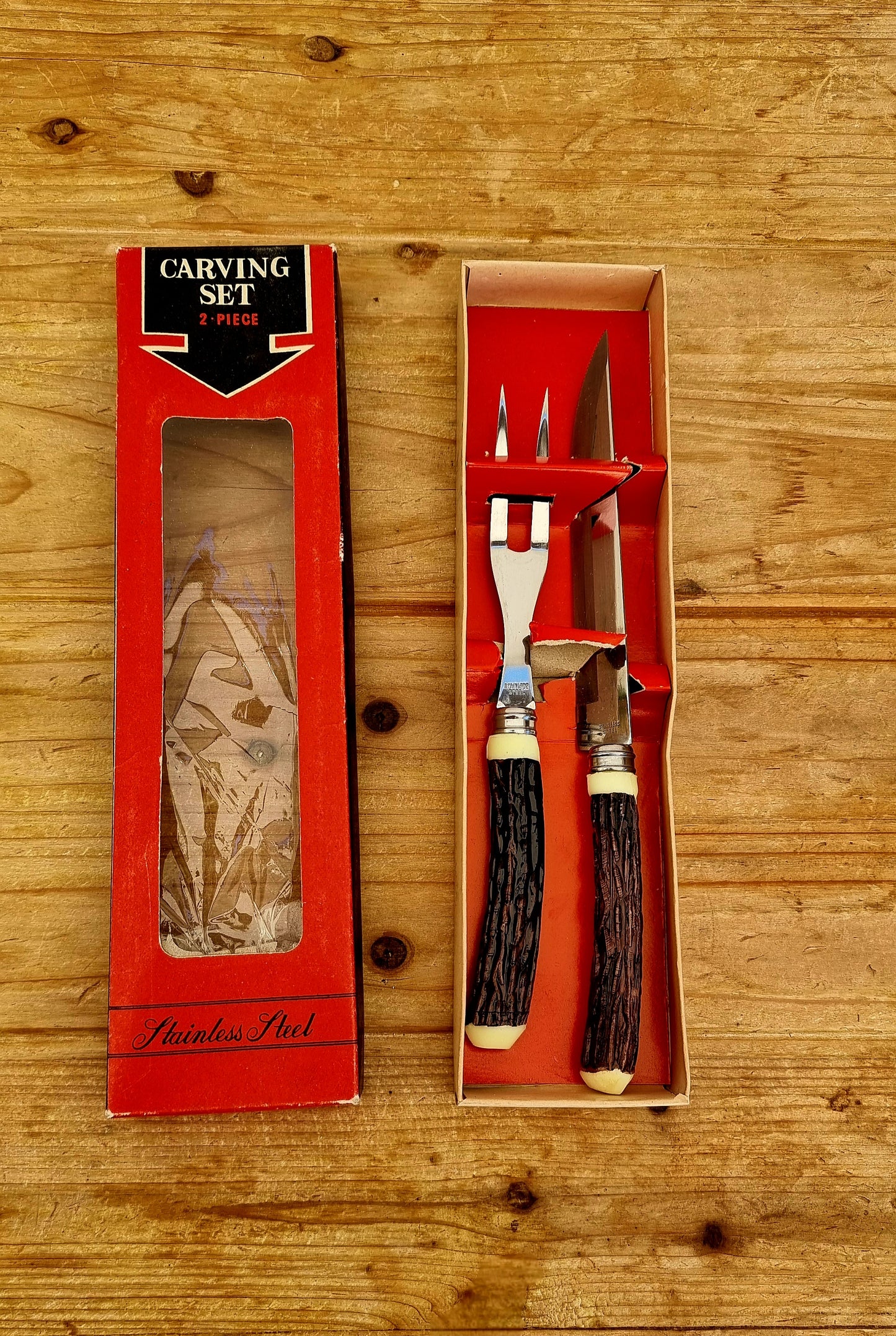 Coffret à découper vintage avec couteau et fourchette en acier inoxydable dans boîte d’origine rouge et noire