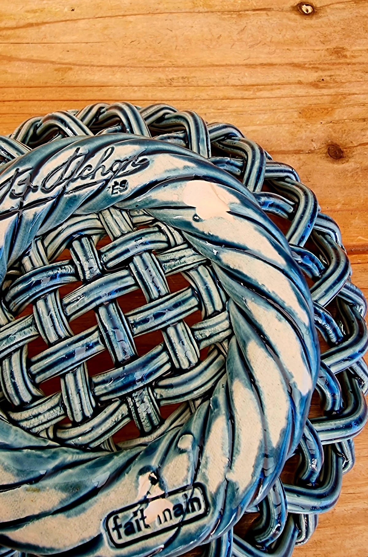 Corbeille tressée en céramique bleue Maison Pichon Uzès fait main