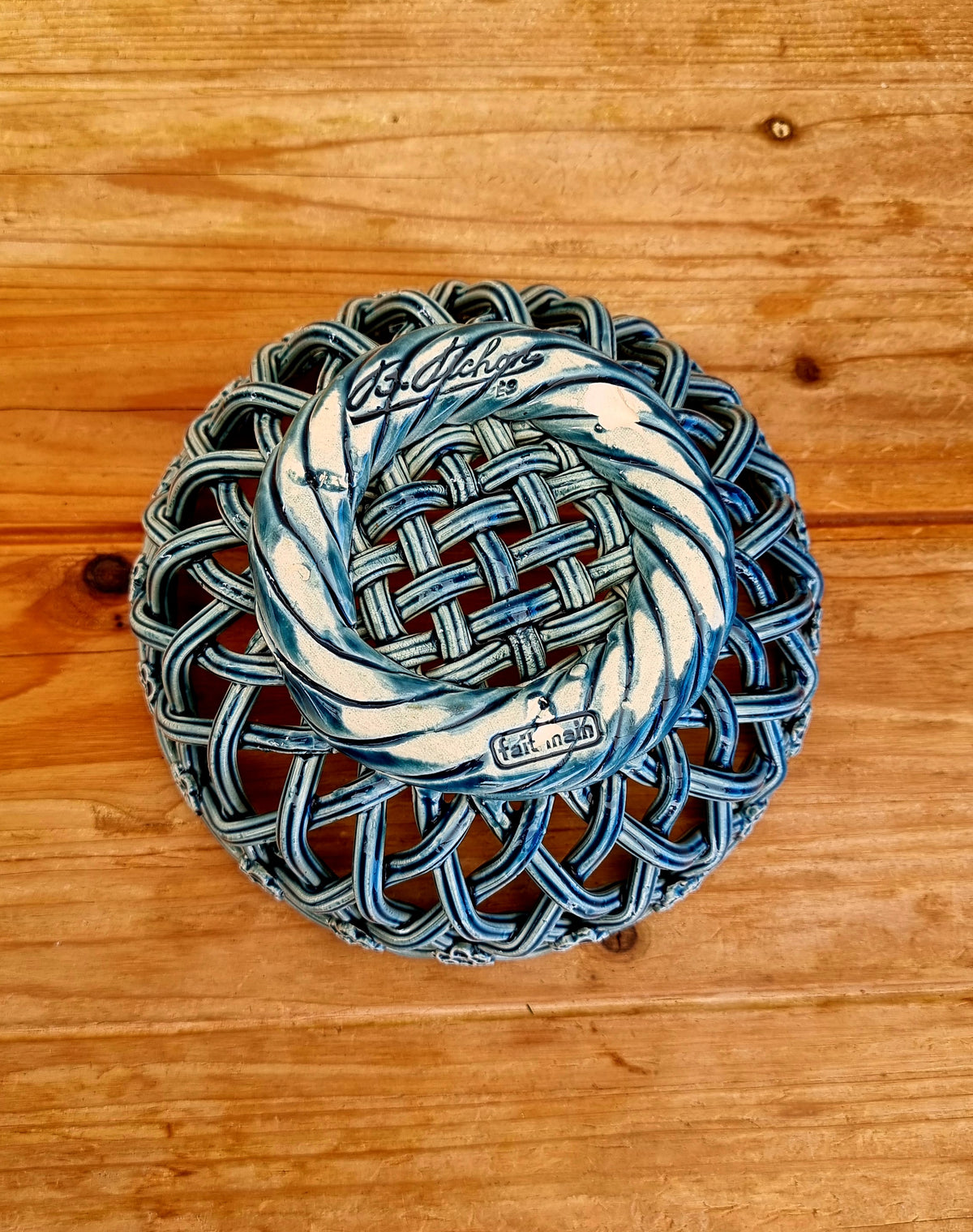 Corbeille tressée en céramique bleue Maison Pichon Uzès fait main