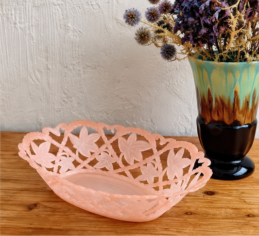 Corbeille vintage rose pâle en plastique ajouré à décor de feuilles