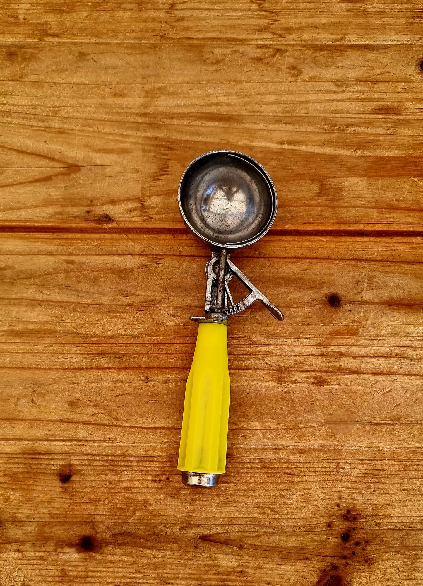Ancienne cuillère à glace vintage en métal avec manche jaune rétro style bistrot années 50 60 70