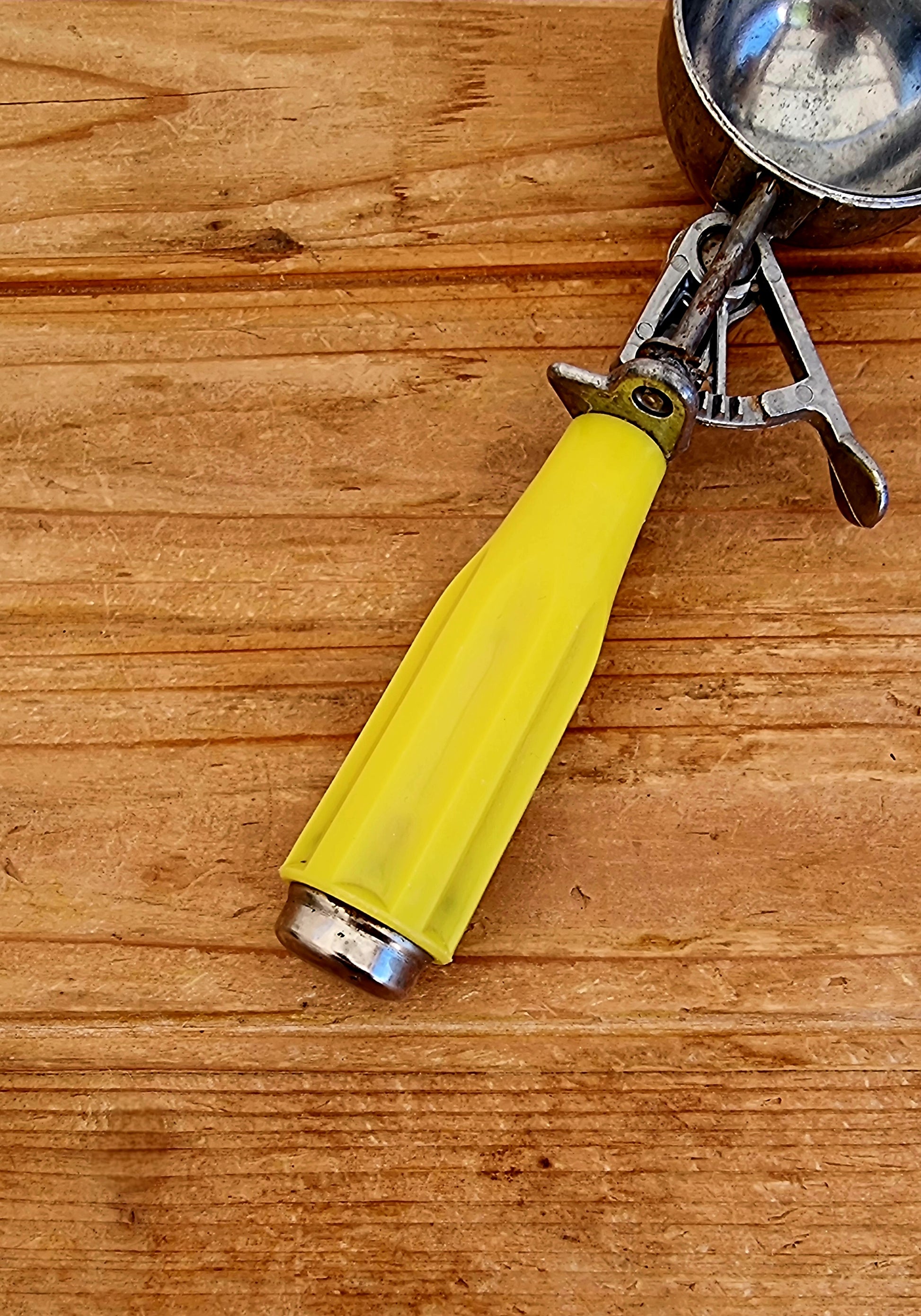 Ancienne cuillère à glace vintage en métal avec manche jaune rétro style bistrot années 50 60 70