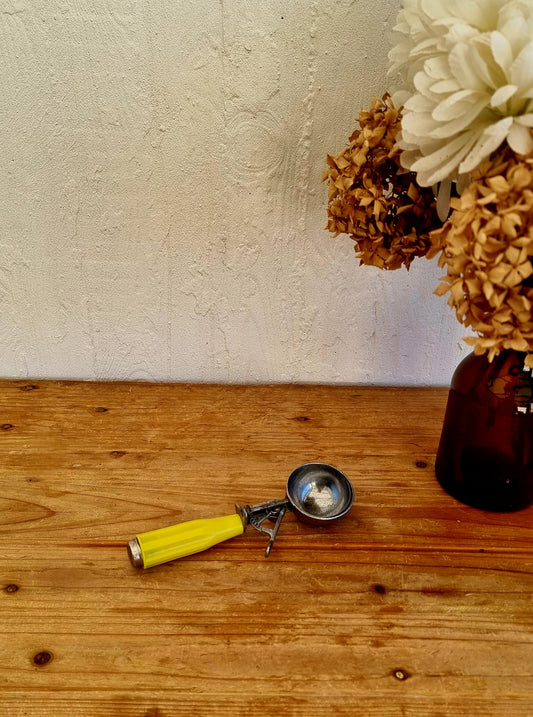 Ancienne cuillère à glace vintage en métal avec manche jaune rétro style bistrot années 50 60 70