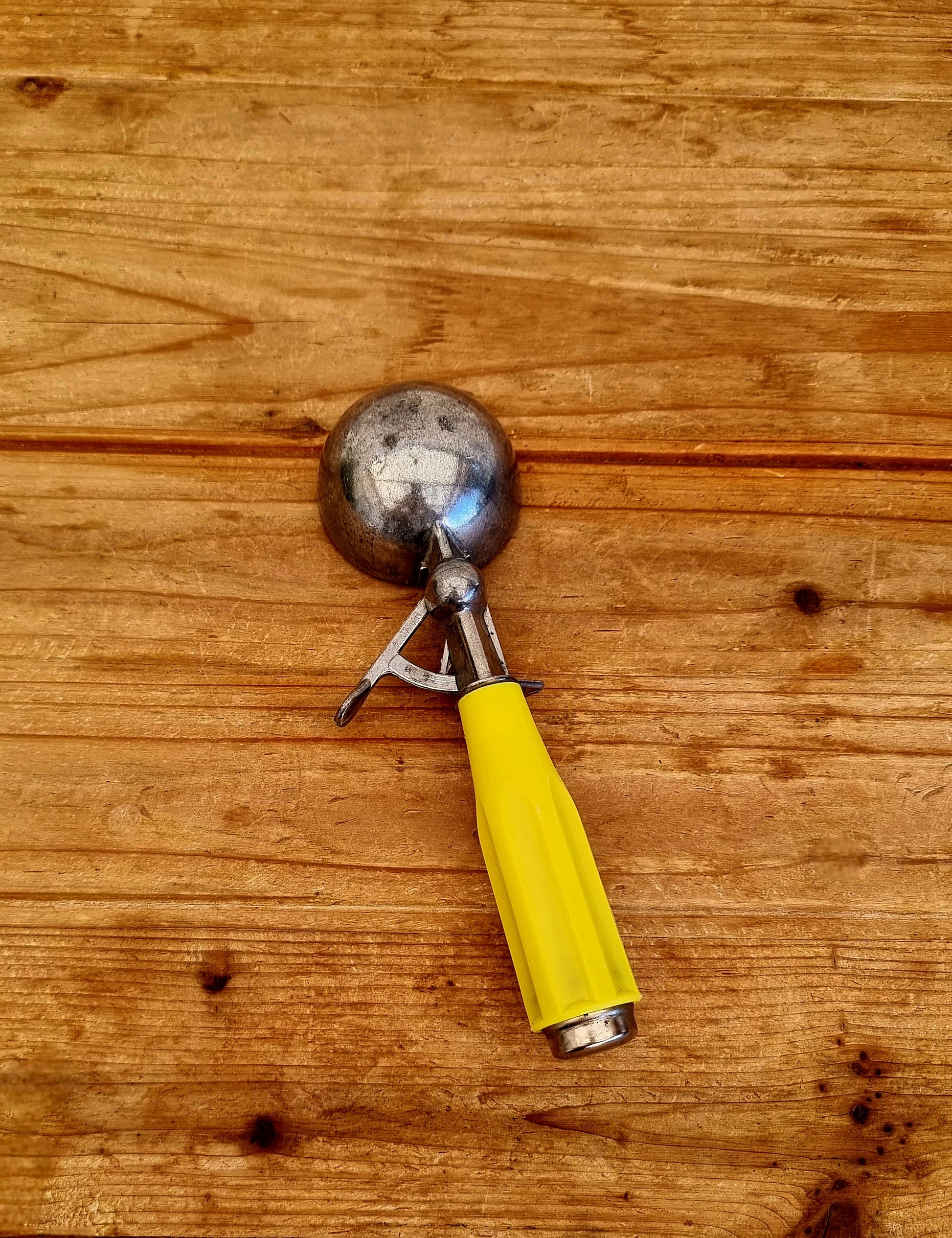 Ancienne cuillère à glace vintage en métal avec manche jaune rétro style bistrot années 50 60 70