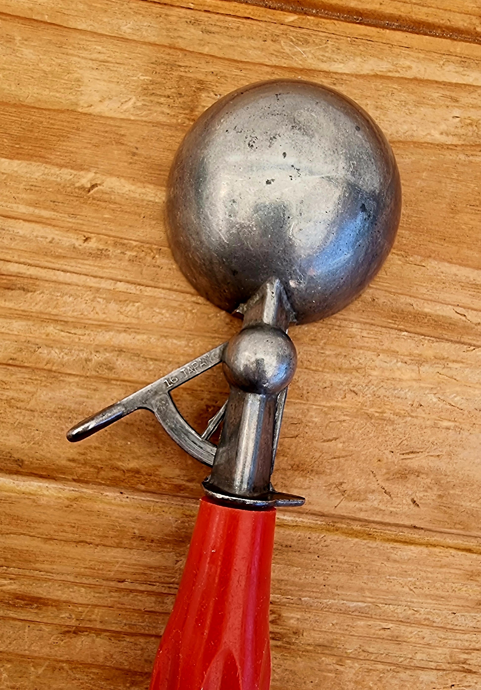 Ancienne cuillère à glace vintage en métal avec manche rouge rétro style bistrot années 50 60 70