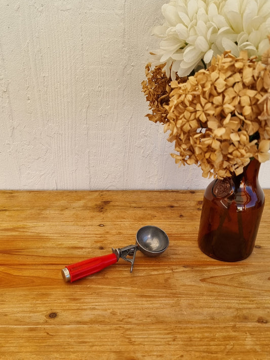 Ancienne cuillère à glace vintage en métal avec manche rouge rétro style bistrot années 50 60 70