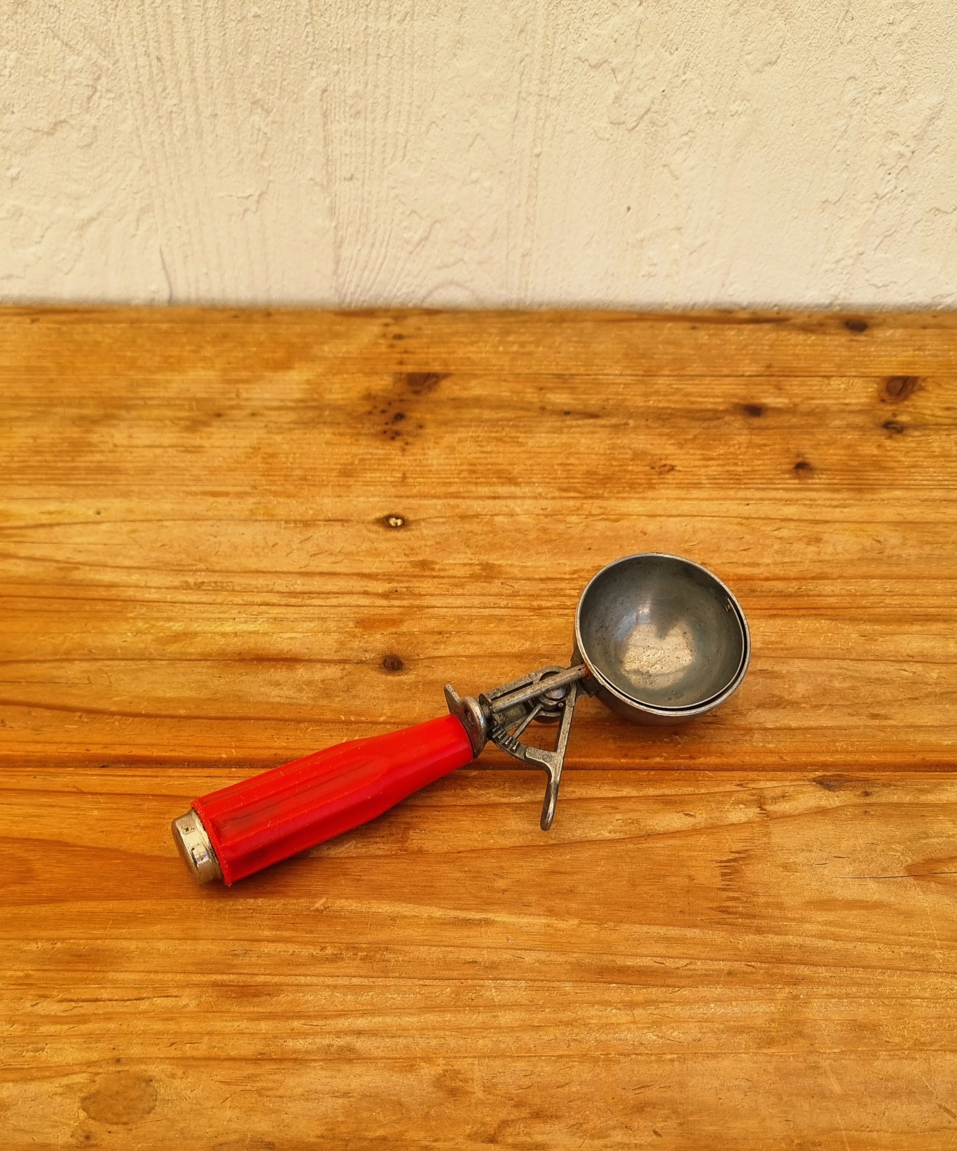 Ancienne cuillère à glace vintage en métal avec manche rouge rétro style bistrot années 50 60 70