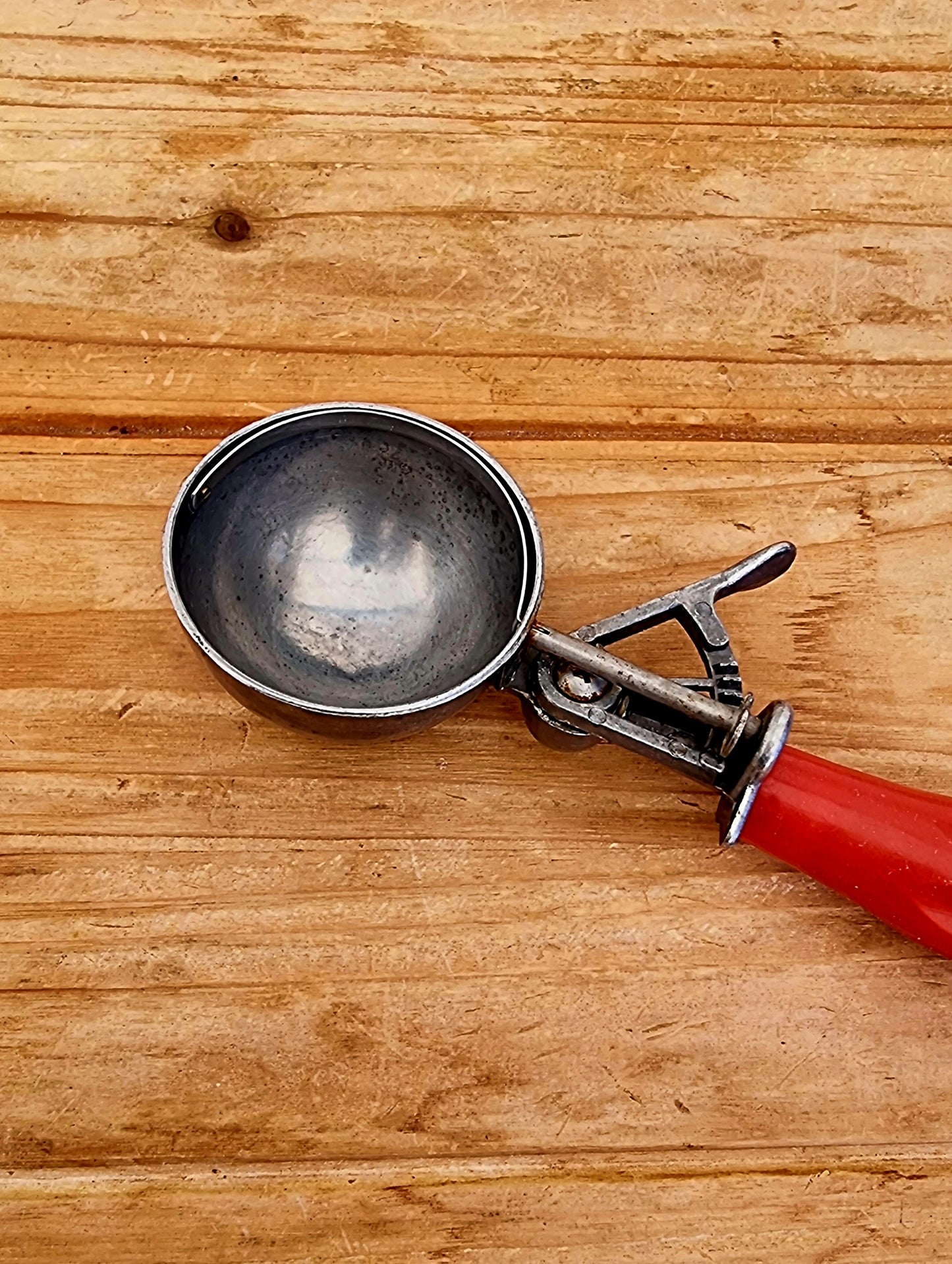 Ancienne cuillère à glace vintage en métal avec manche rouge rétro style bistrot années 50 60 70