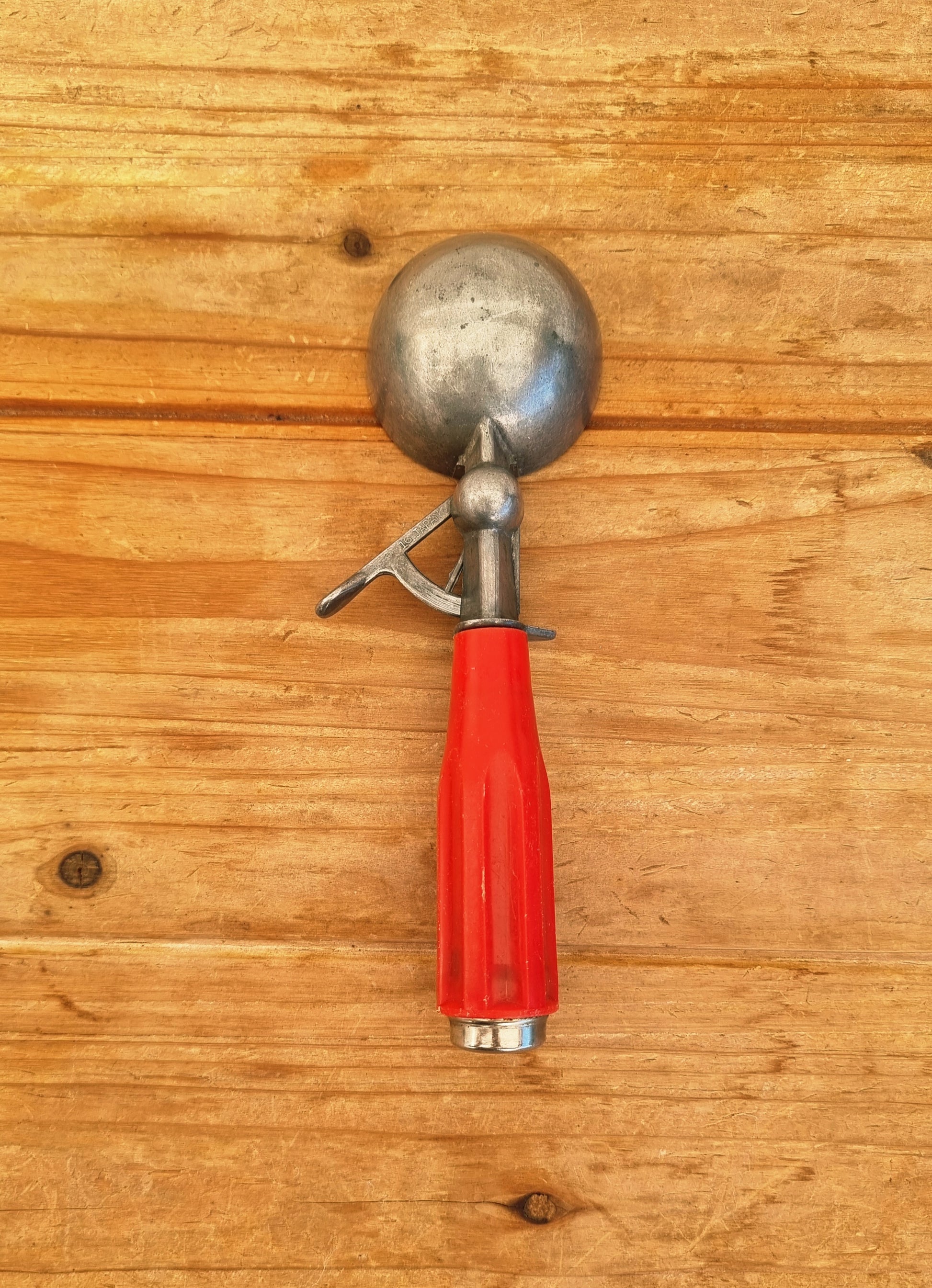 Ancienne cuillère à glace vintage en métal avec manche rouge rétro style bistrot années 50 60 70