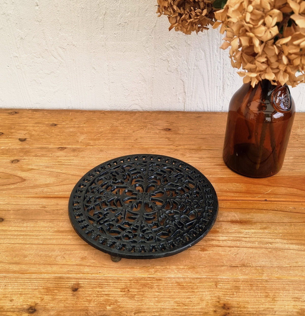 Dessous de plat  rond en fonte noire ajourée style campagne chic