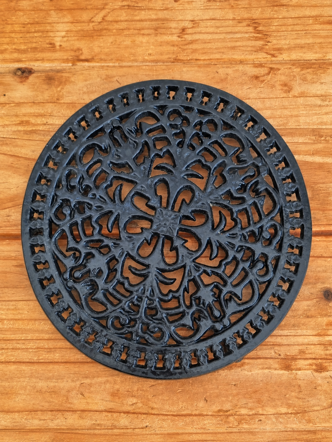 Dessous de plat  rond en fonte noire ajourée style campagne chic