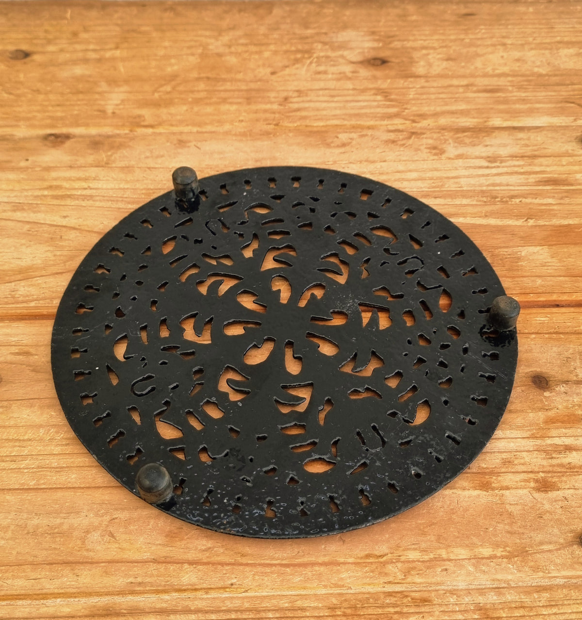 Dessous de plat  rond en fonte noire ajourée style campagne chic