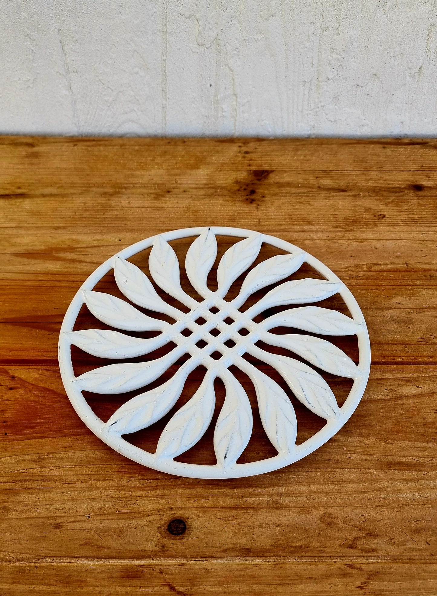 Dessous plat vintage Invicta en fonte blanche ajourée fabrication française