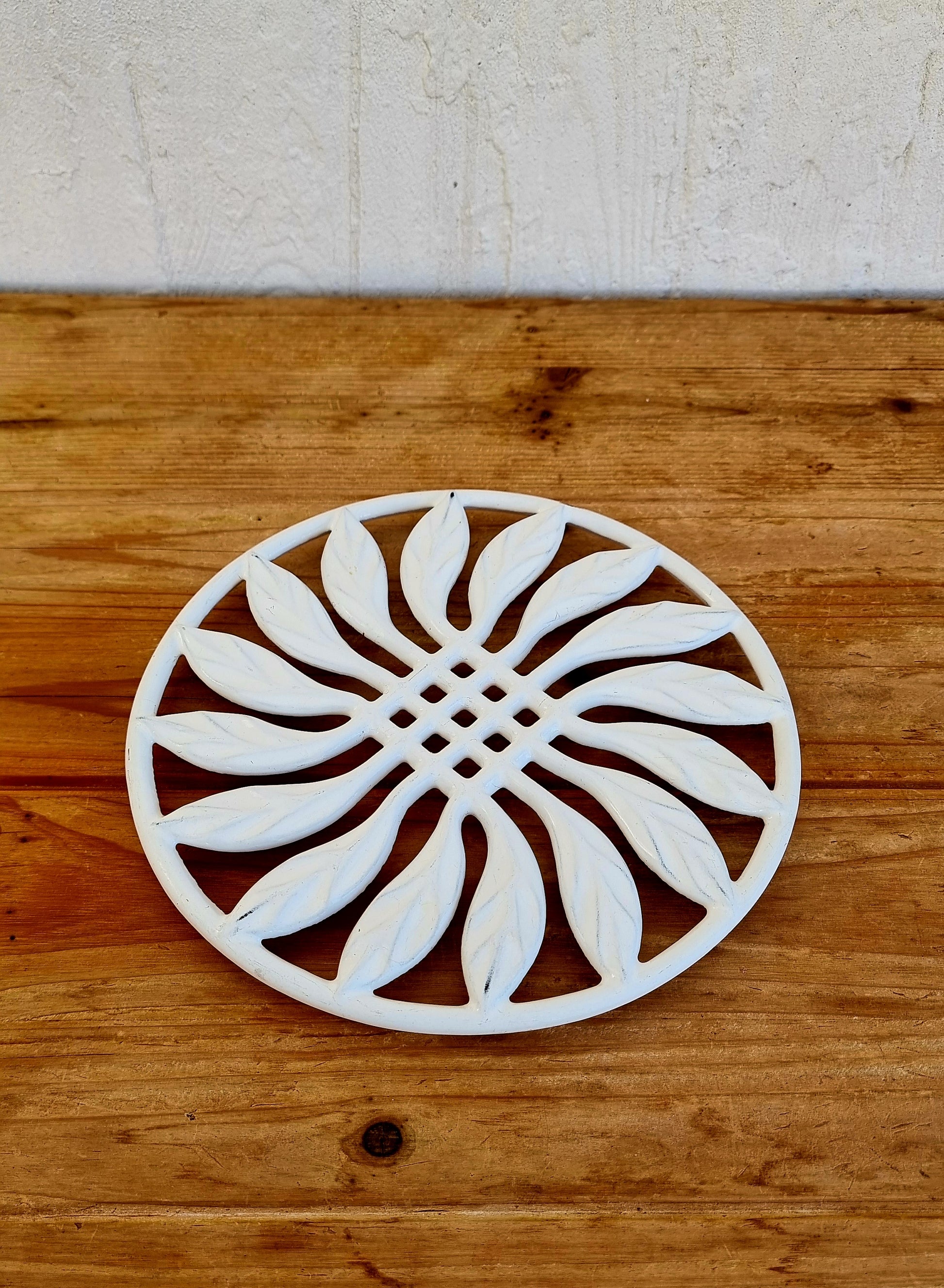 Dessous plat vintage Invicta en fonte blanche ajourée fabrication française