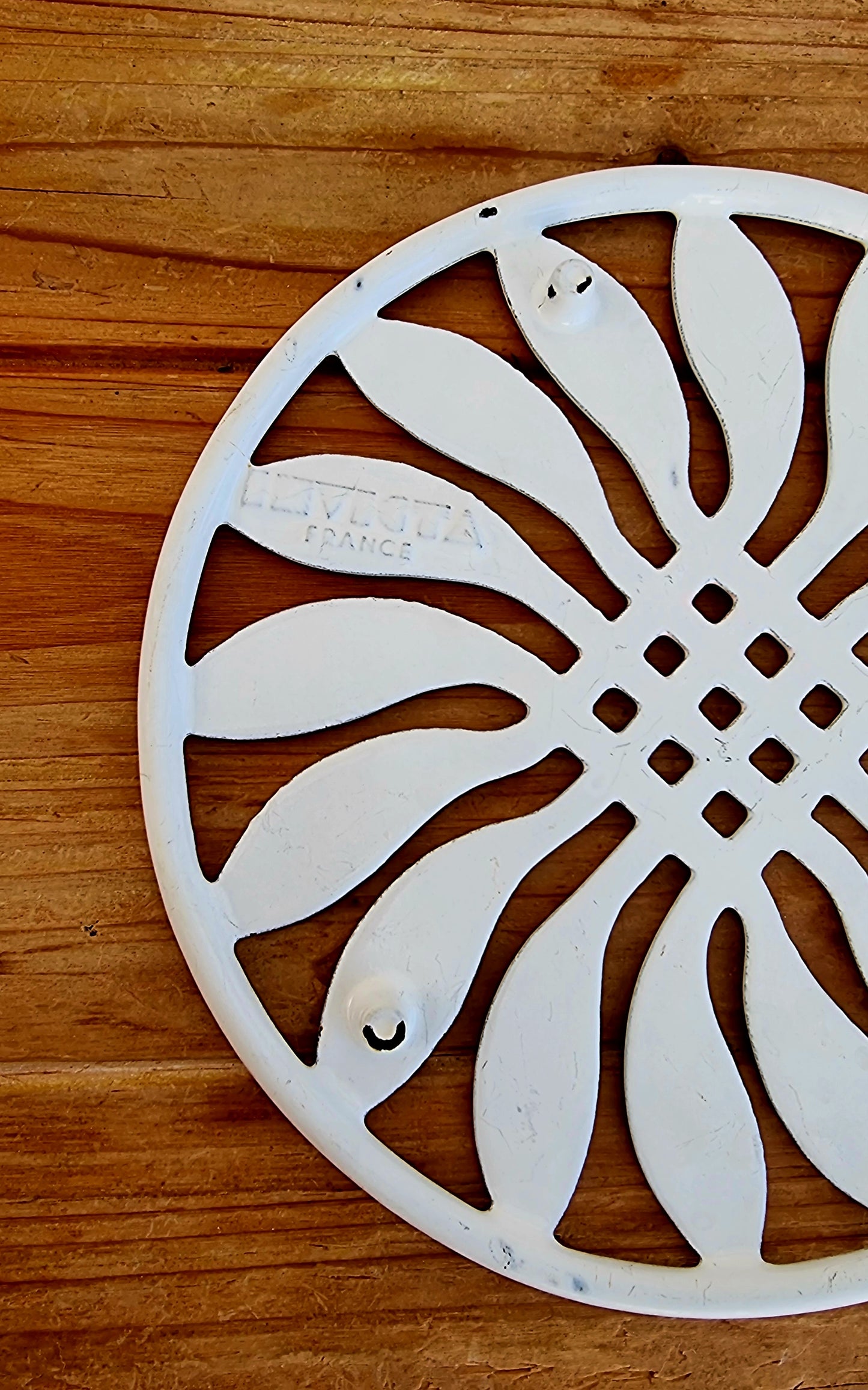Dessous plat vintage Invicta en fonte blanche ajourée fabrication française