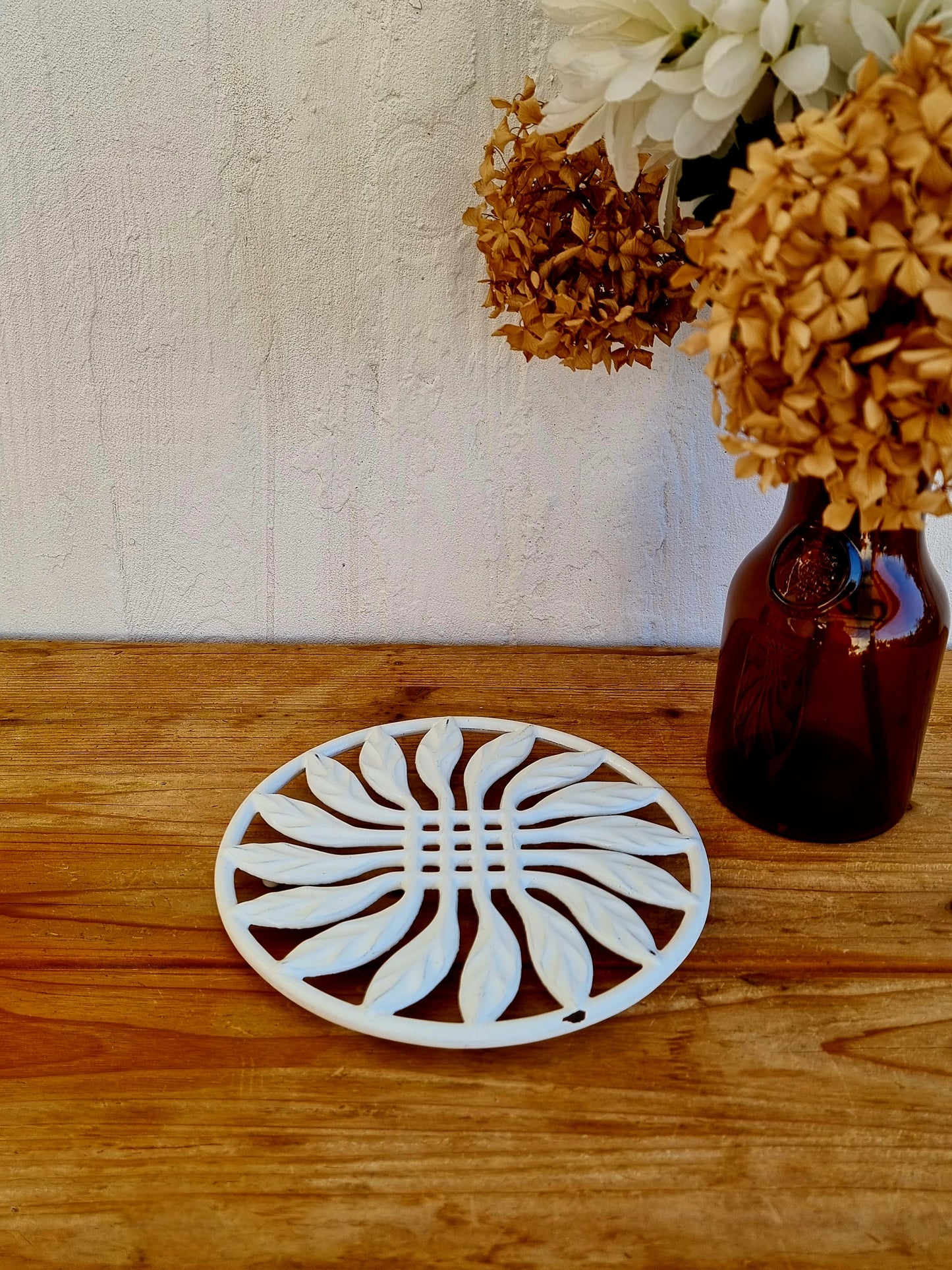 Dessous plat vintage Invicta en fonte blanche ajourée fabrication française