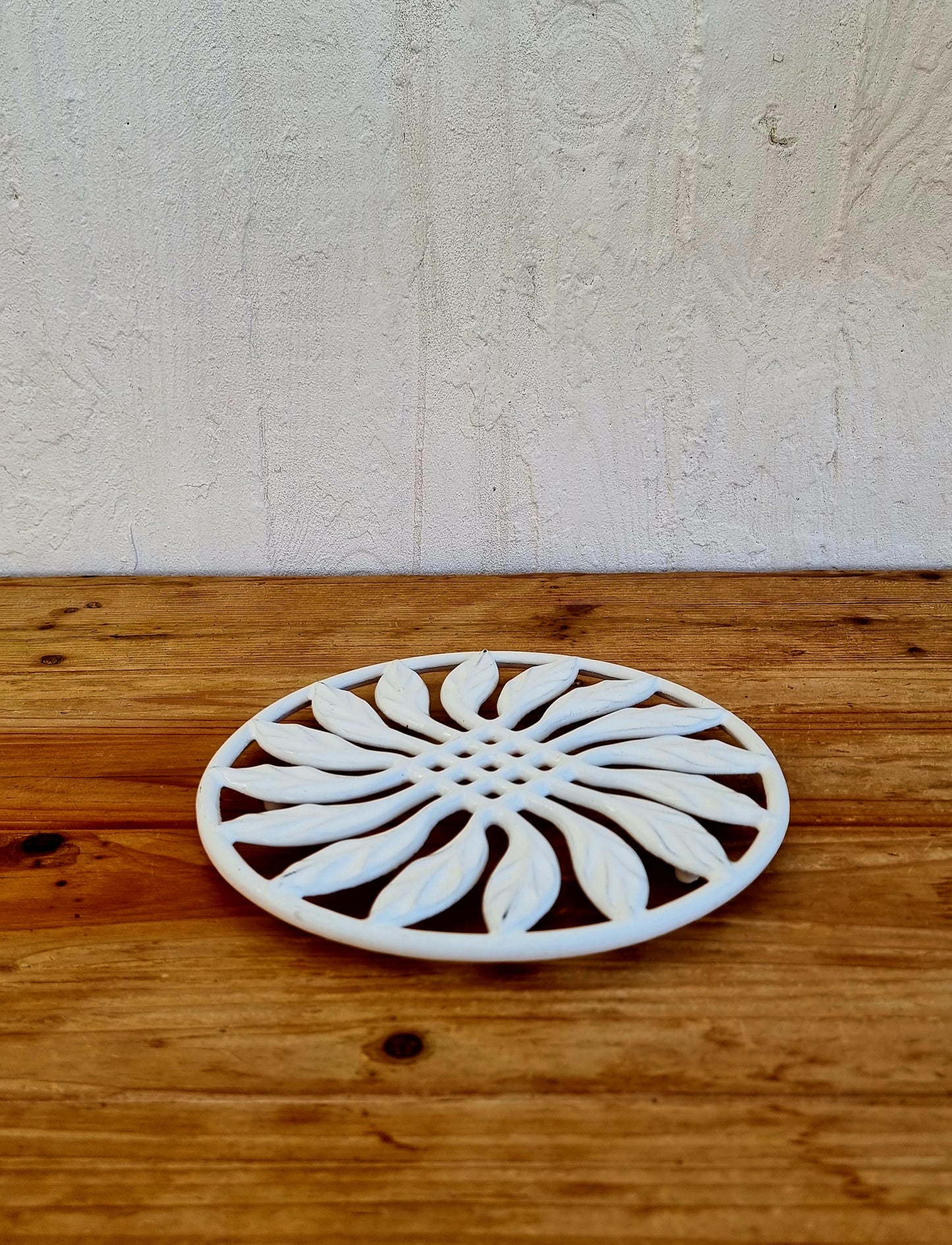 Dessous plat vintage Invicta en fonte blanche ajourée fabrication française