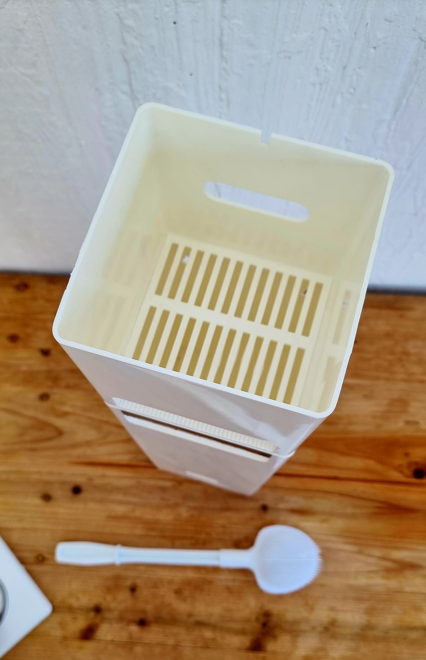 Ensemble WC vintage années 70 avec cendrier, porte-papier toilette et balayette