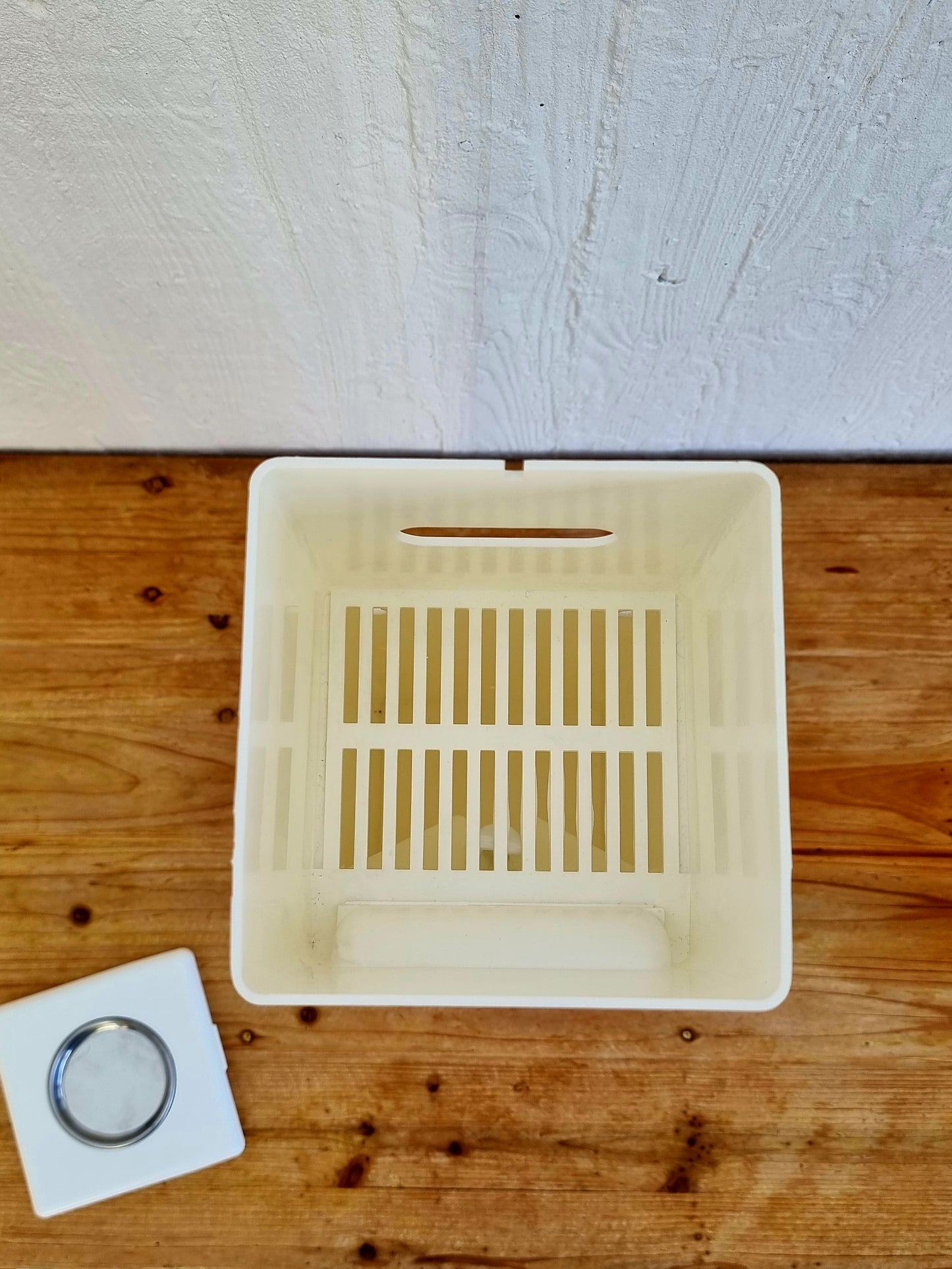 Ensemble WC vintage années 70 avec cendrier, porte-papier toilette et balayette