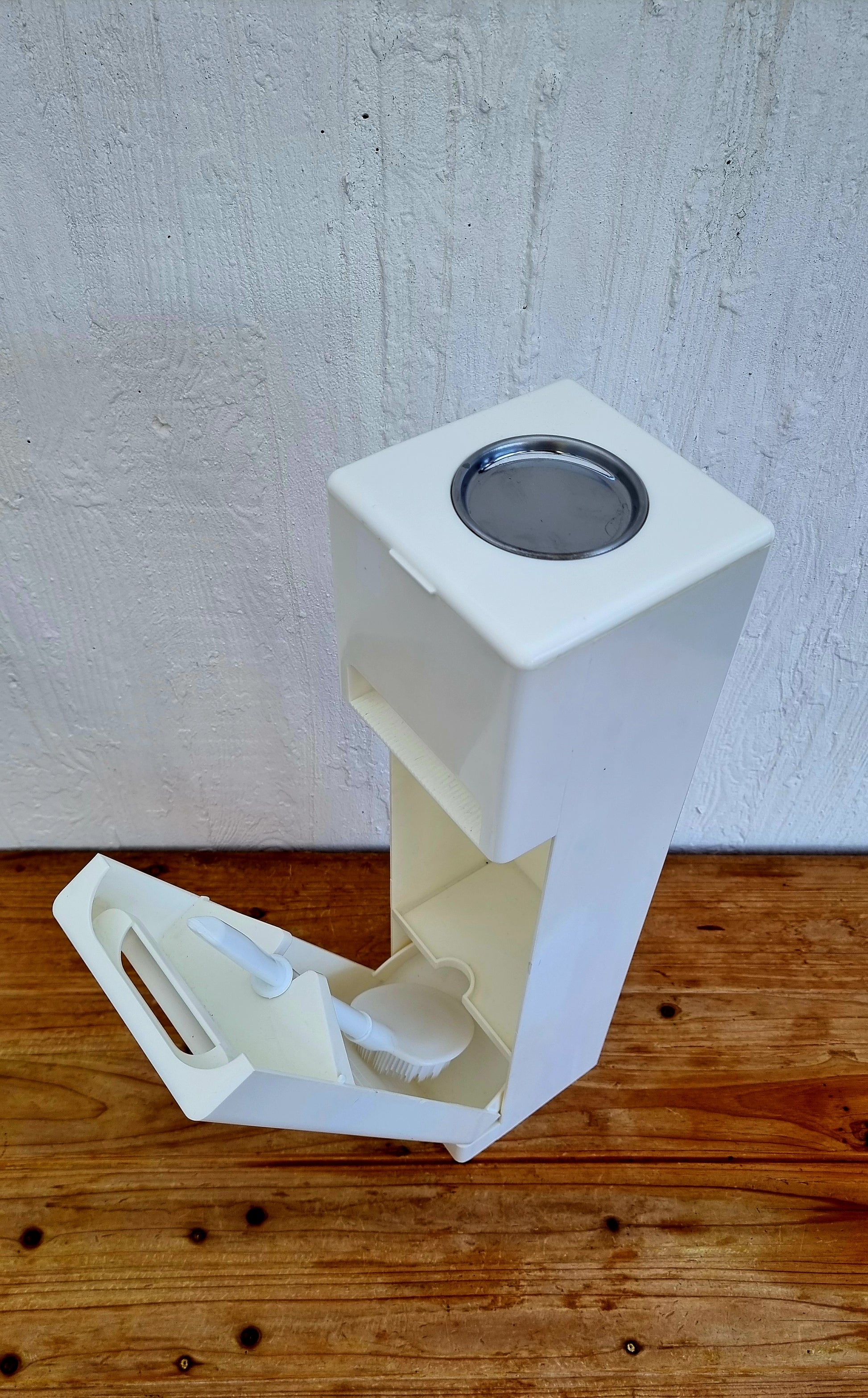 Ensemble WC vintage années 70 avec cendrier, porte-papier toilette et balayette