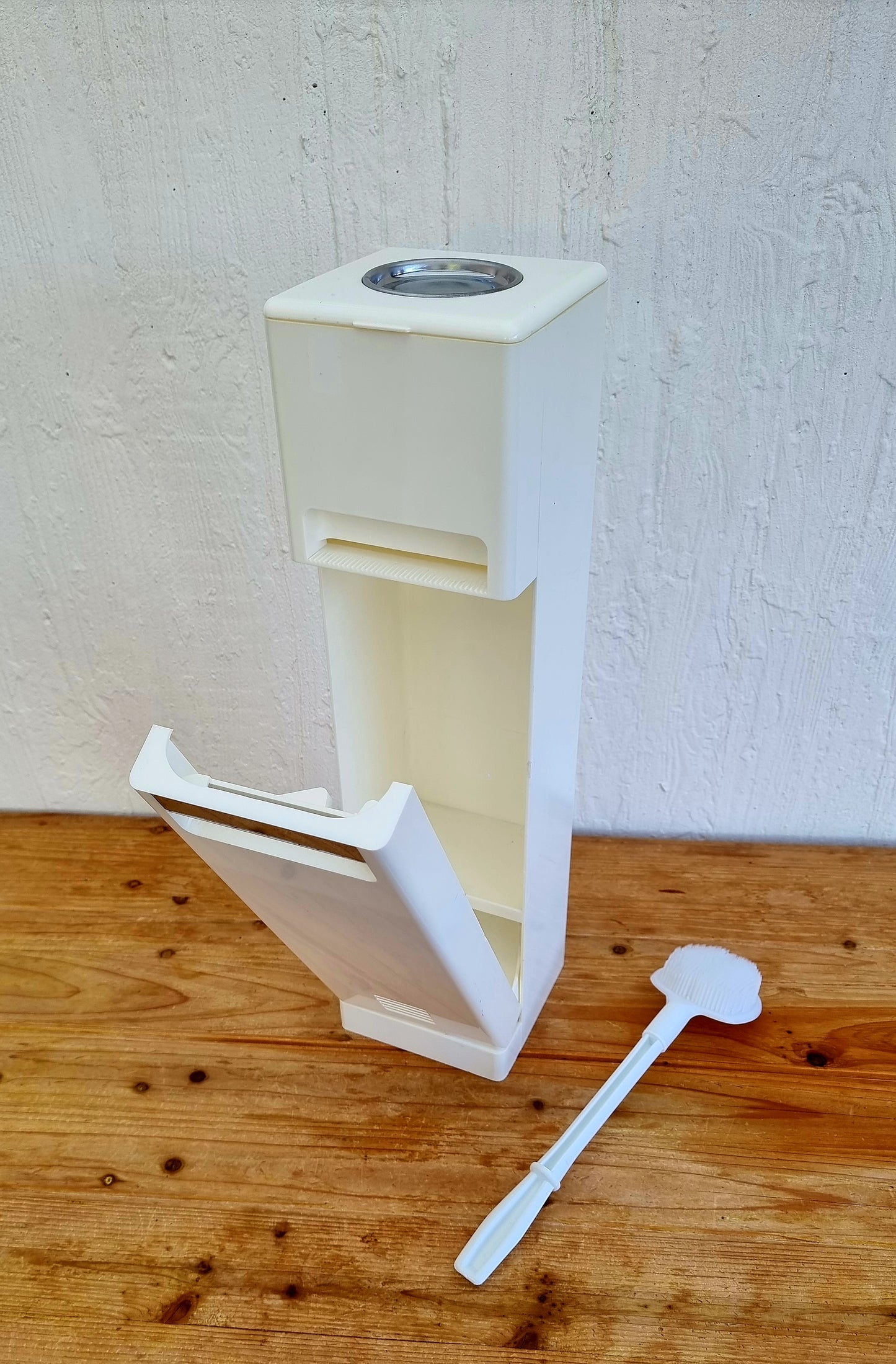 Ensemble WC vintage années 70 avec cendrier, porte-papier toilette et balayette