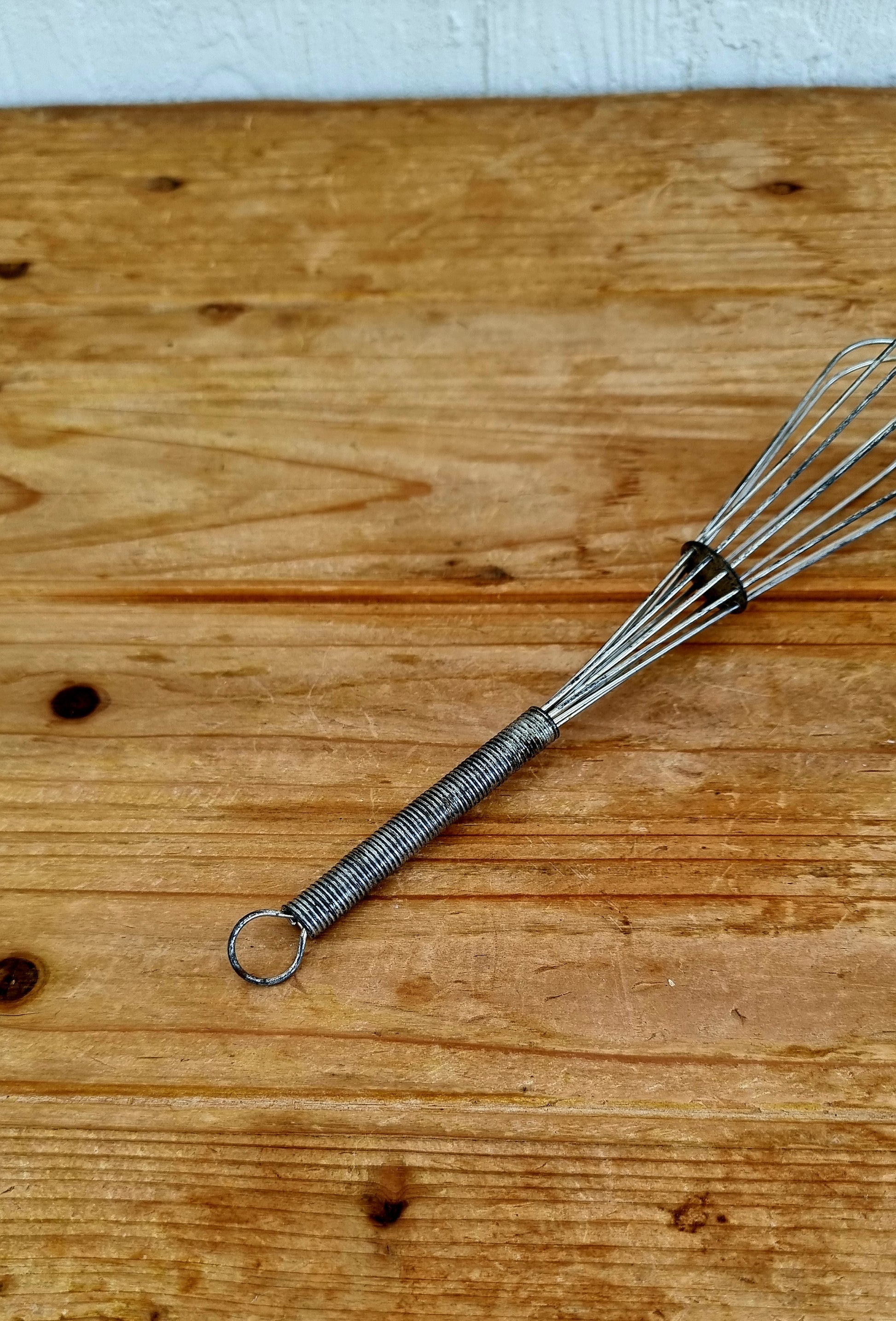 Fouet de cuisine vintage métal les kitscheries brocante en ligne