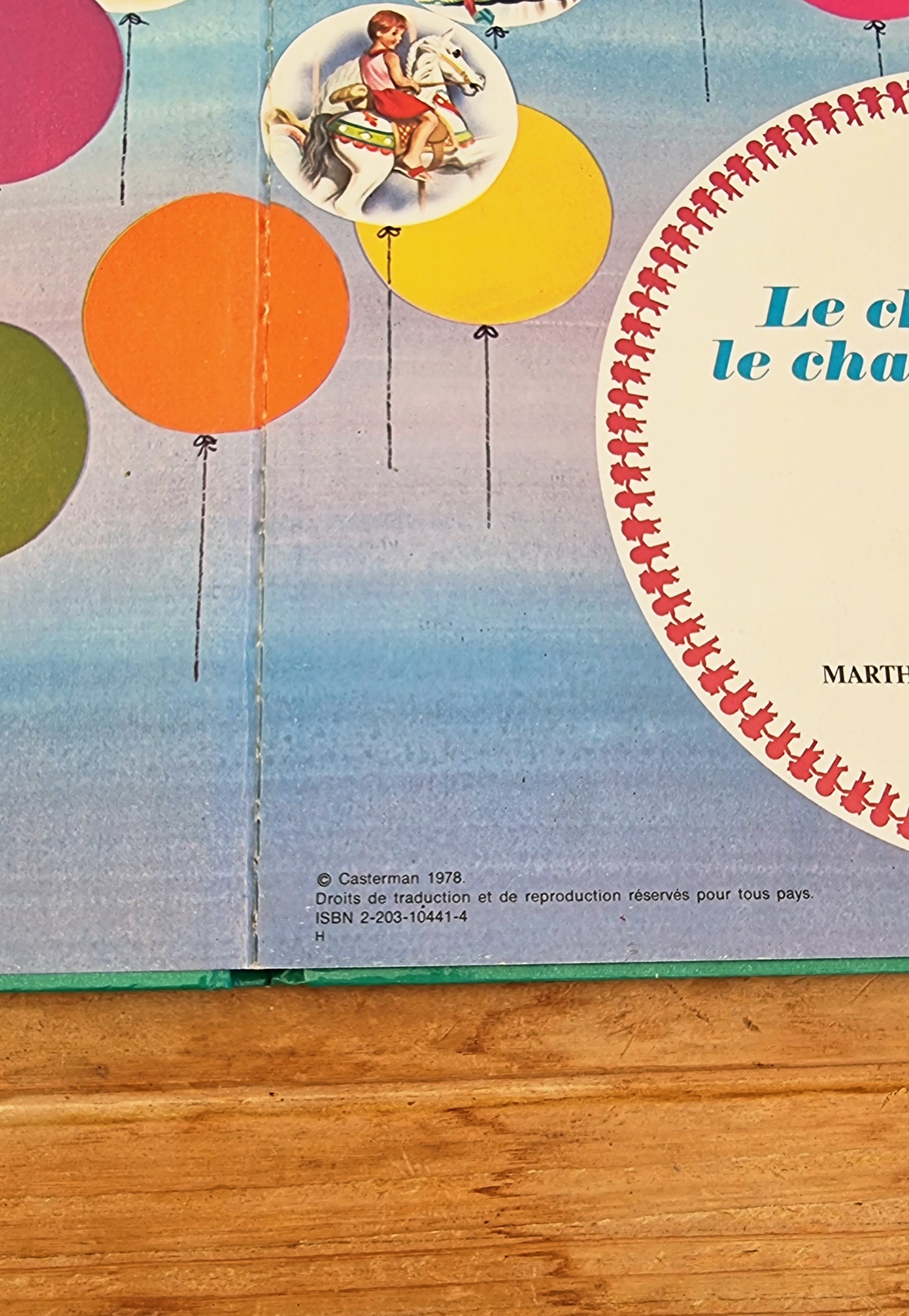Livre enfant vintage illustré Casterman Le chat d’ici et le chat d’ailleurs couverture verte avec chat noir et chat tigré années 70