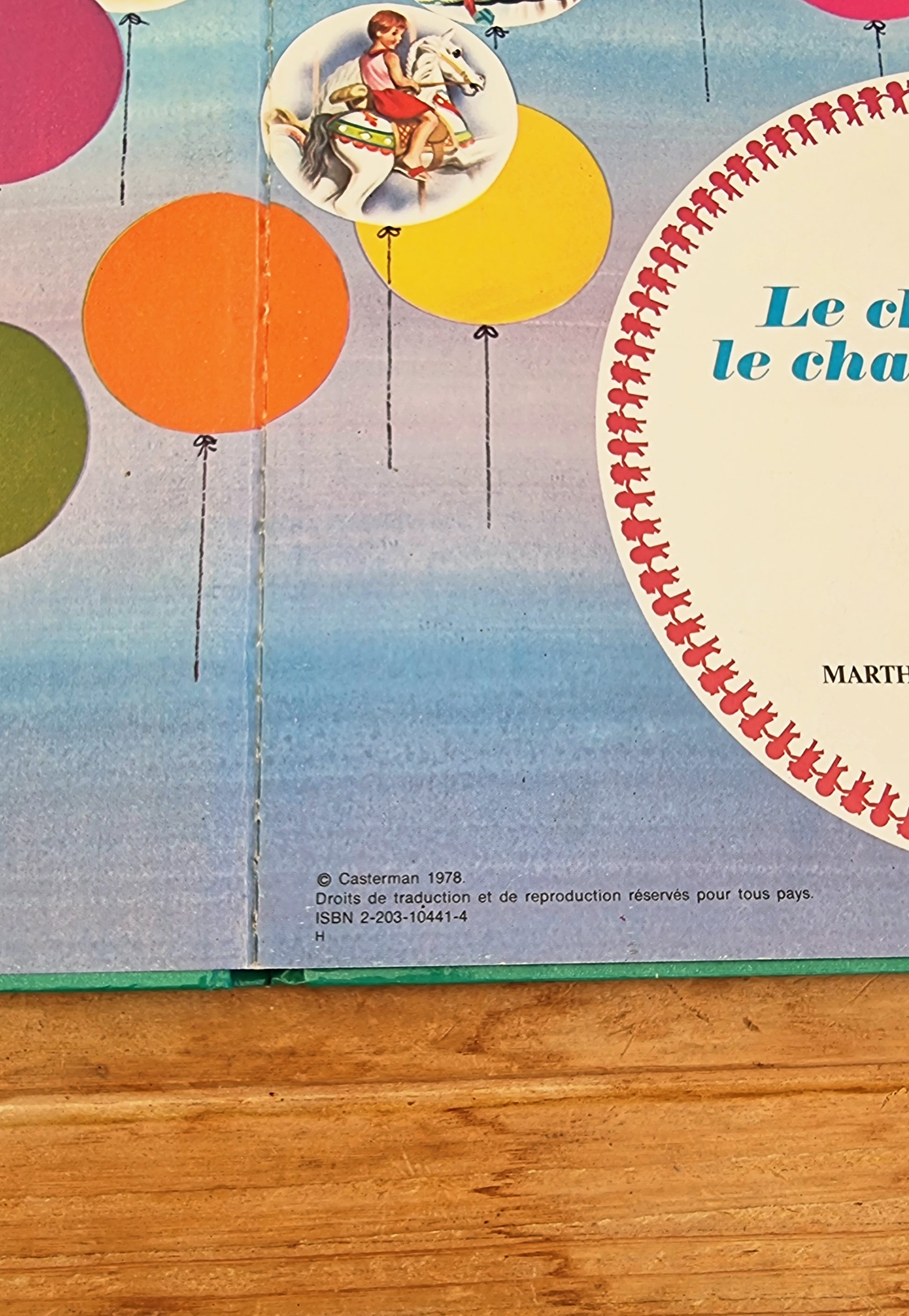 Livre enfant vintage illustré Casterman Le chat d’ici et le chat d’ailleurs couverture verte avec chat noir et chat tigré années 70