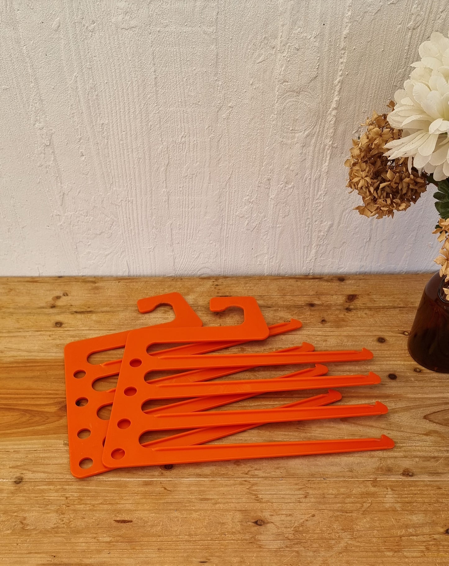Lot de 2 cintres vintage orange pour pantalons et accessoires