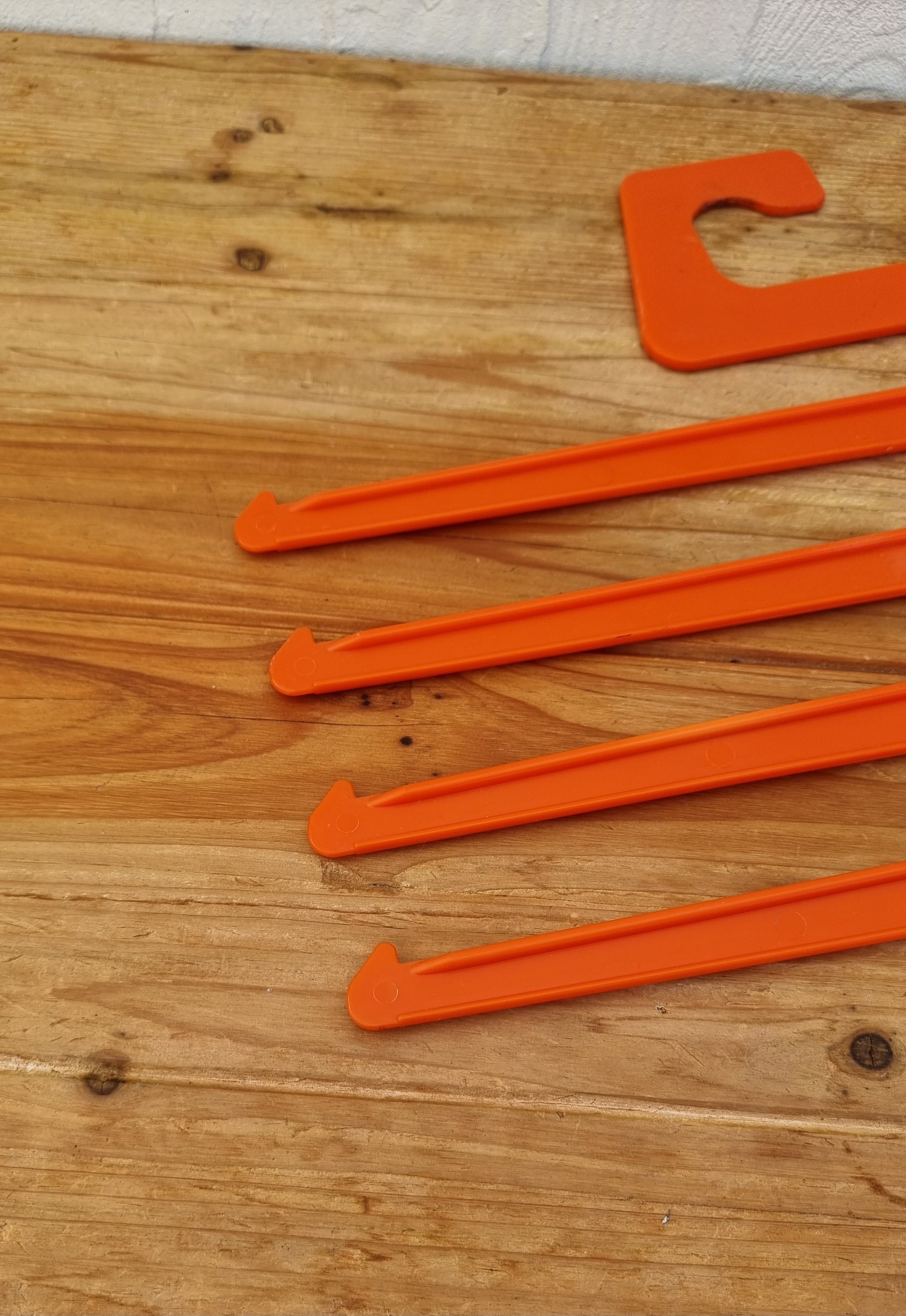 Lot de 2 cintres vintage orange pour pantalons et accessoires