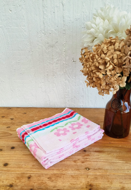 Serviette de bain vintage rose 72 x 40 cm motif fleurs et rayures