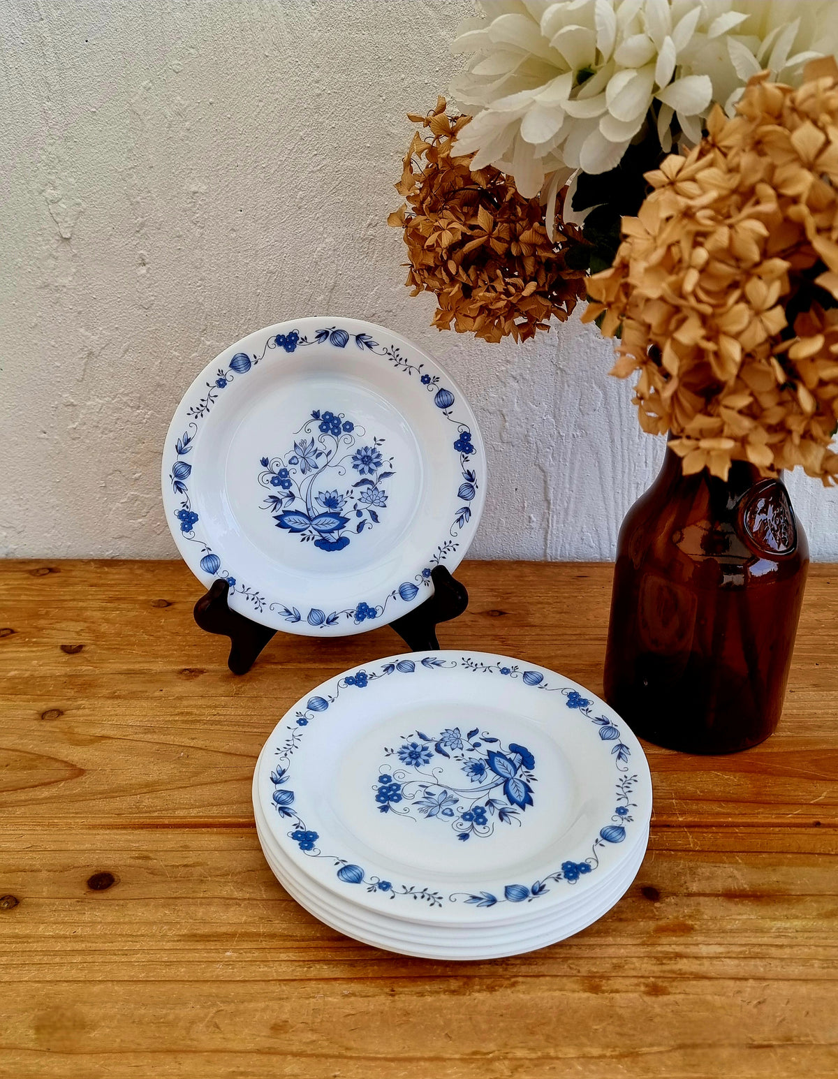 Lot de 7 assiettes à dessert vintage Arcopal modèle Aster à fleurs bleues