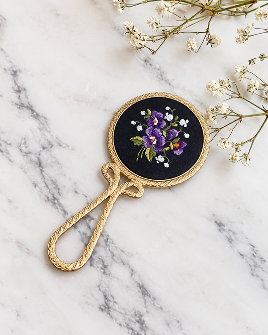 Miroir à main vintage en métal doré avec broderie florale violette au dos