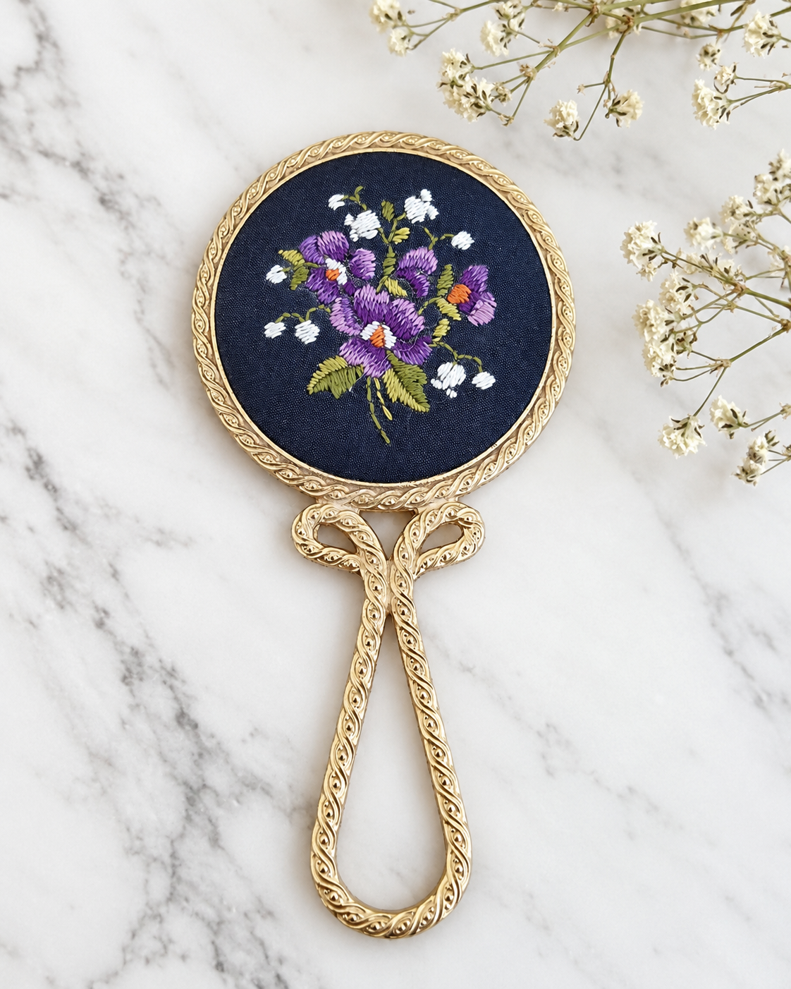 Miroir à main vintage en métal doré avec broderie florale violette au dos