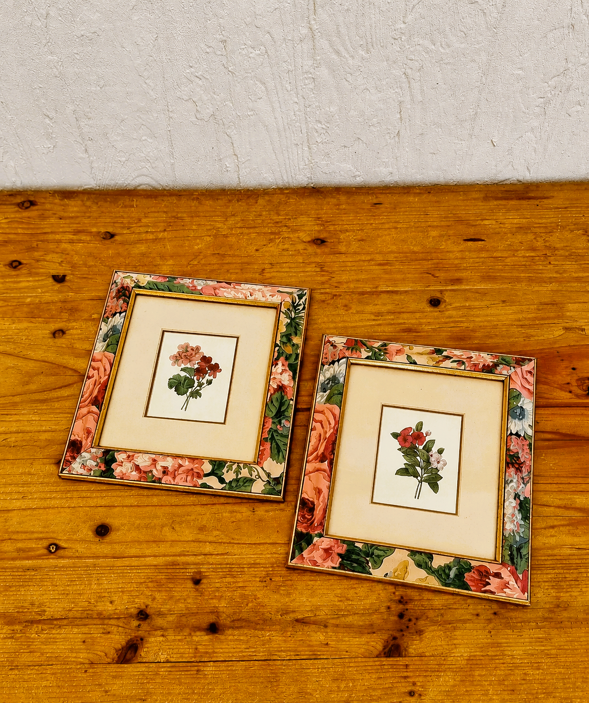 Paire de tableaux botaniques vintage avec cadres en bois fleuris