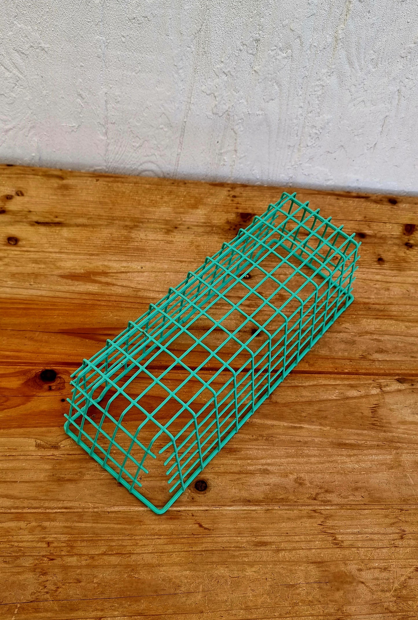 Panier mural de rangement vintage en métal grillagé vert turquoise