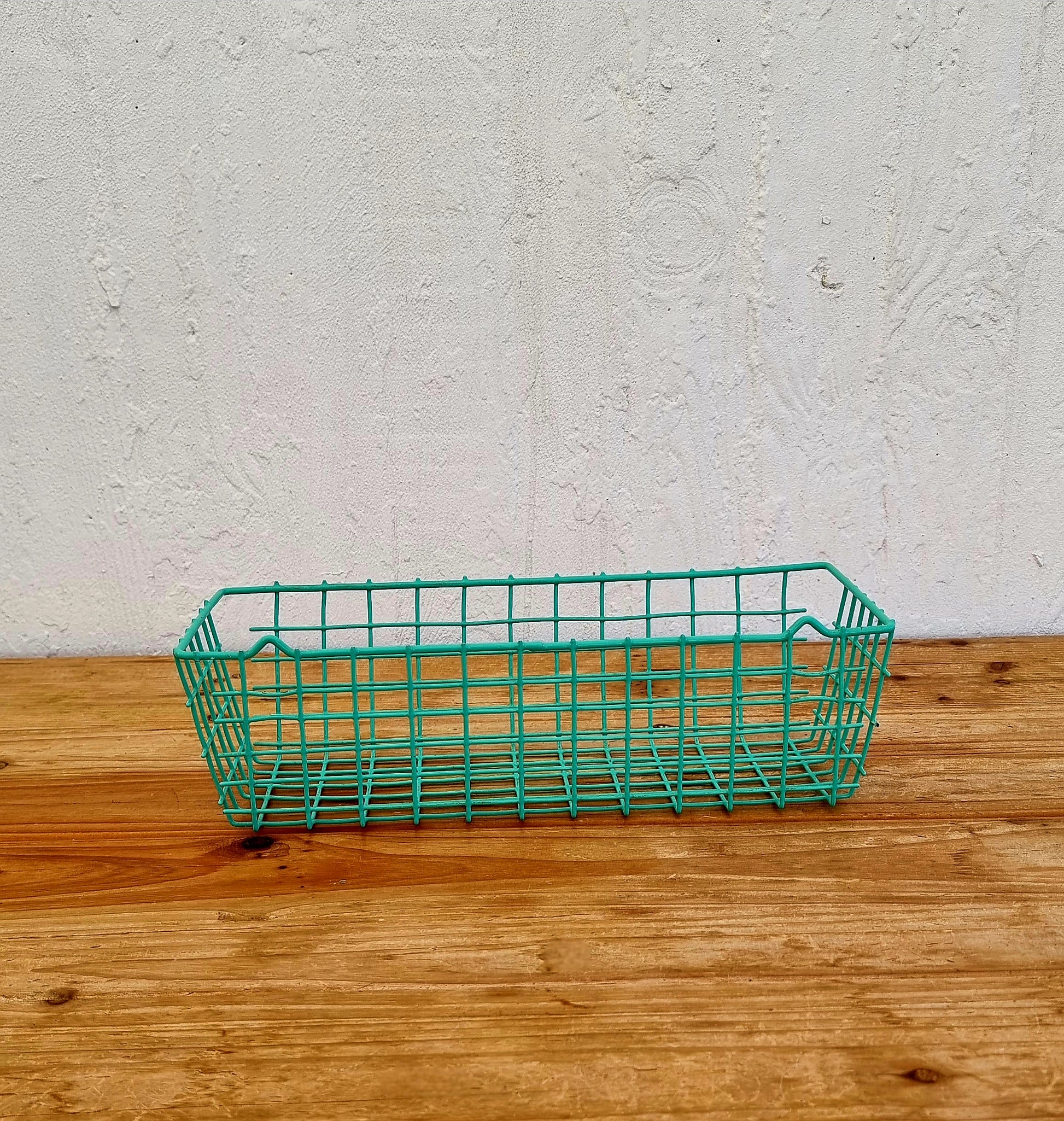 Panier mural de rangement vintage en métal grillagé vert turquoise